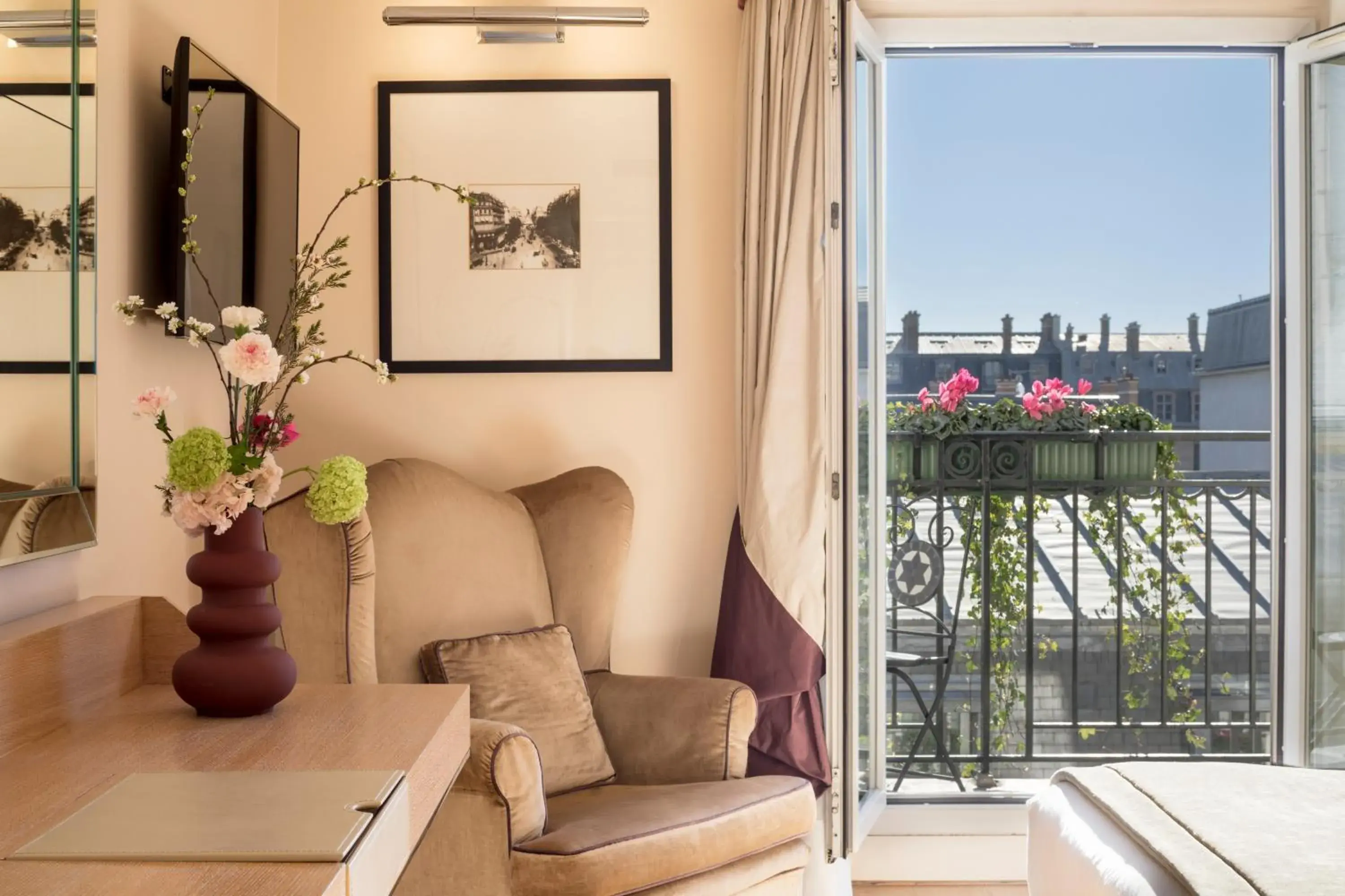 View (from property/room) in Castille Paris – Starhotels Collezione