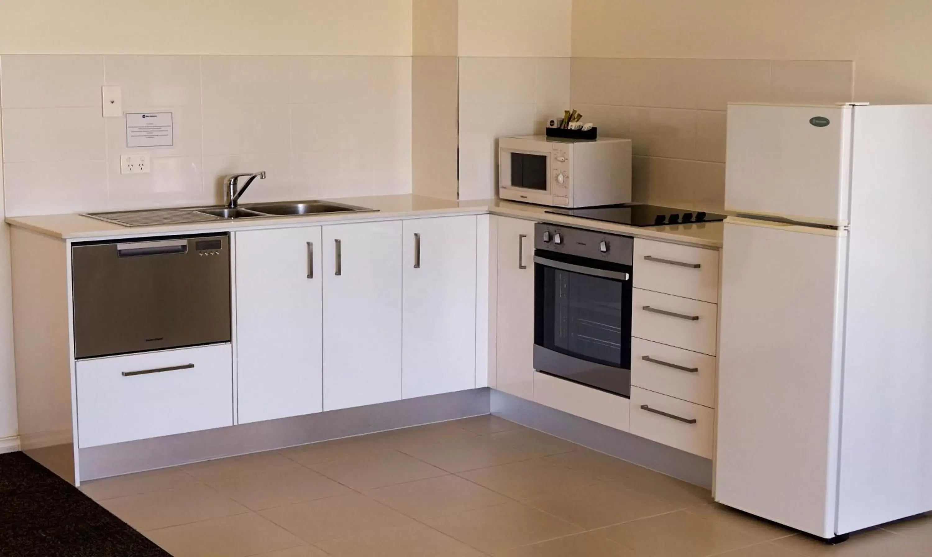 Kitchen or kitchenette, Kitchen/Kitchenette in BEST WESTERN Geelong Motor Inn & Serviced Apartments