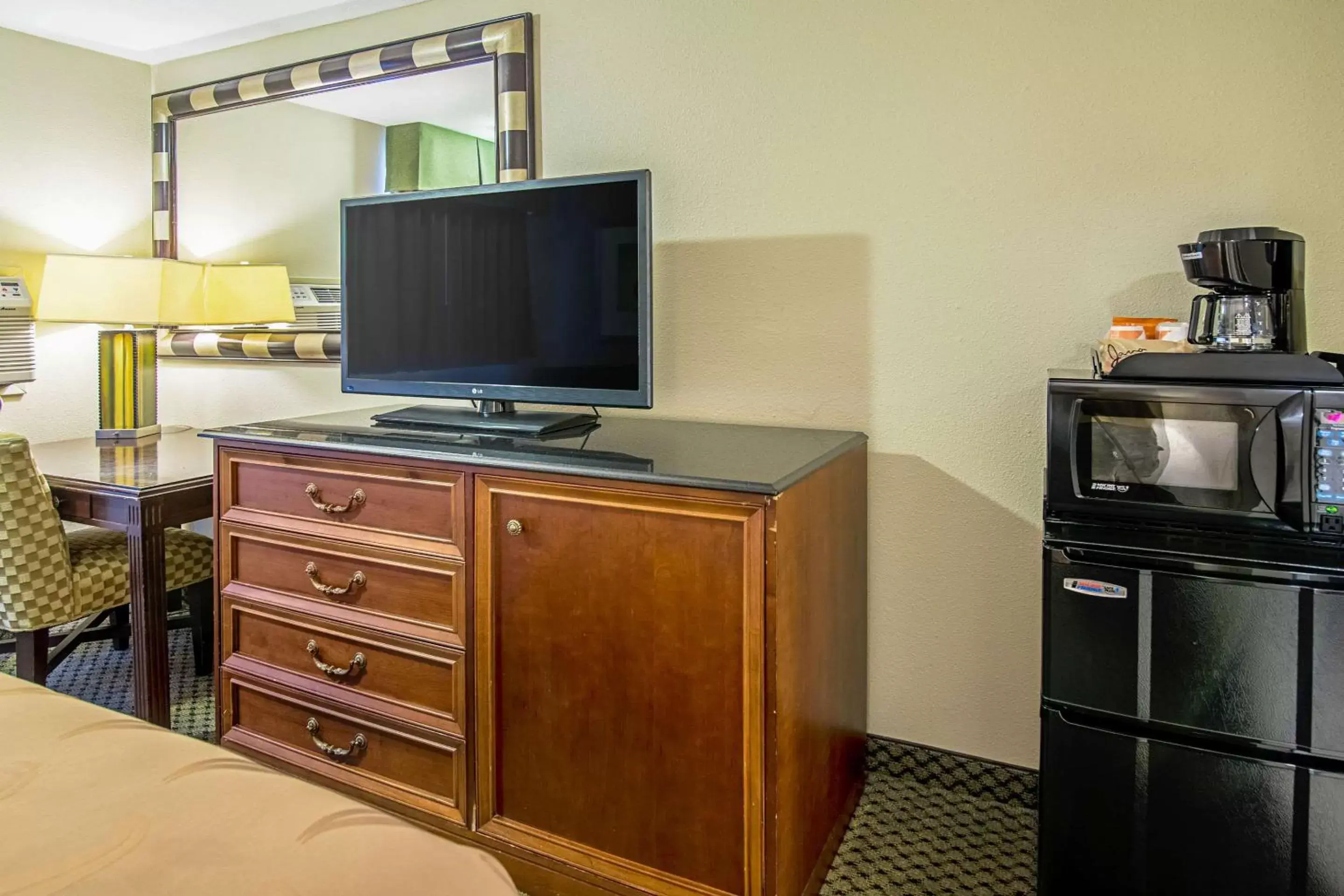 Photo of the whole room, TV/Entertainment Center in Roosevelt Hotel