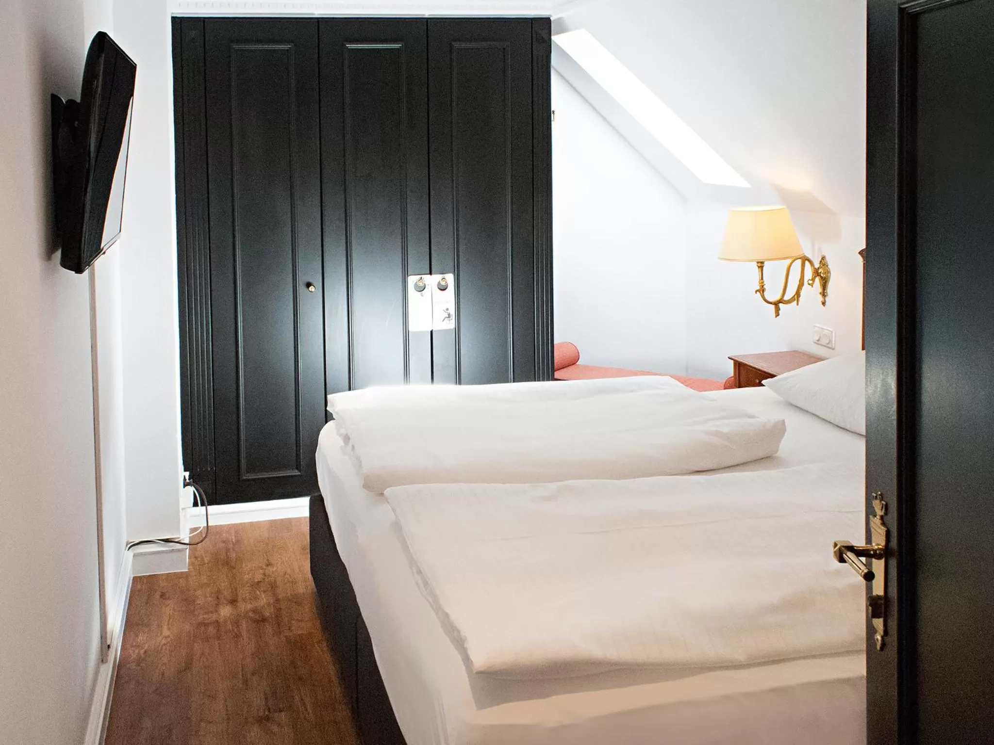 Living room, Bed in DORMERO Hotel Halle