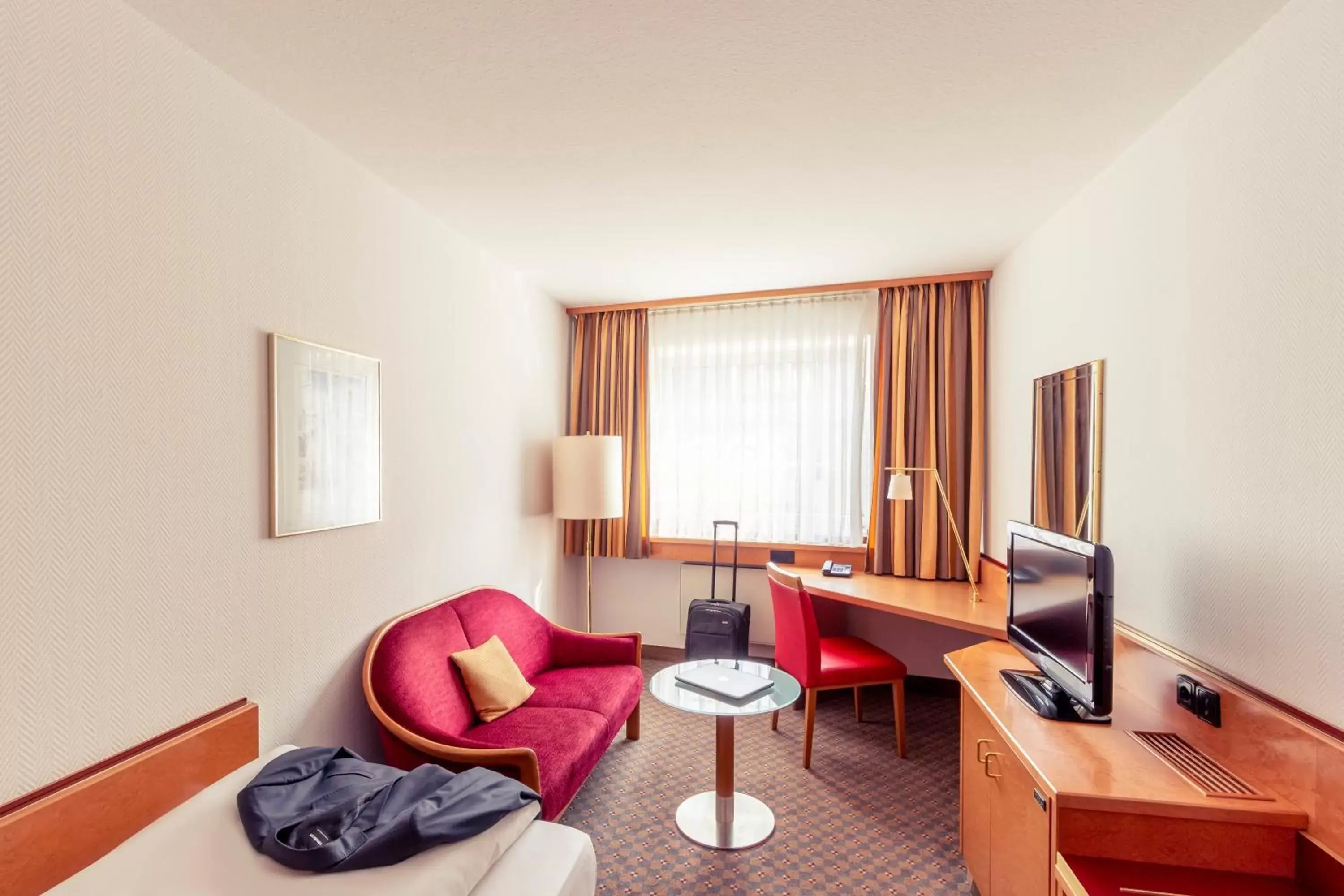 Photo of the whole room, Seating Area in Mercure Hotel Köln City Friesenstraße