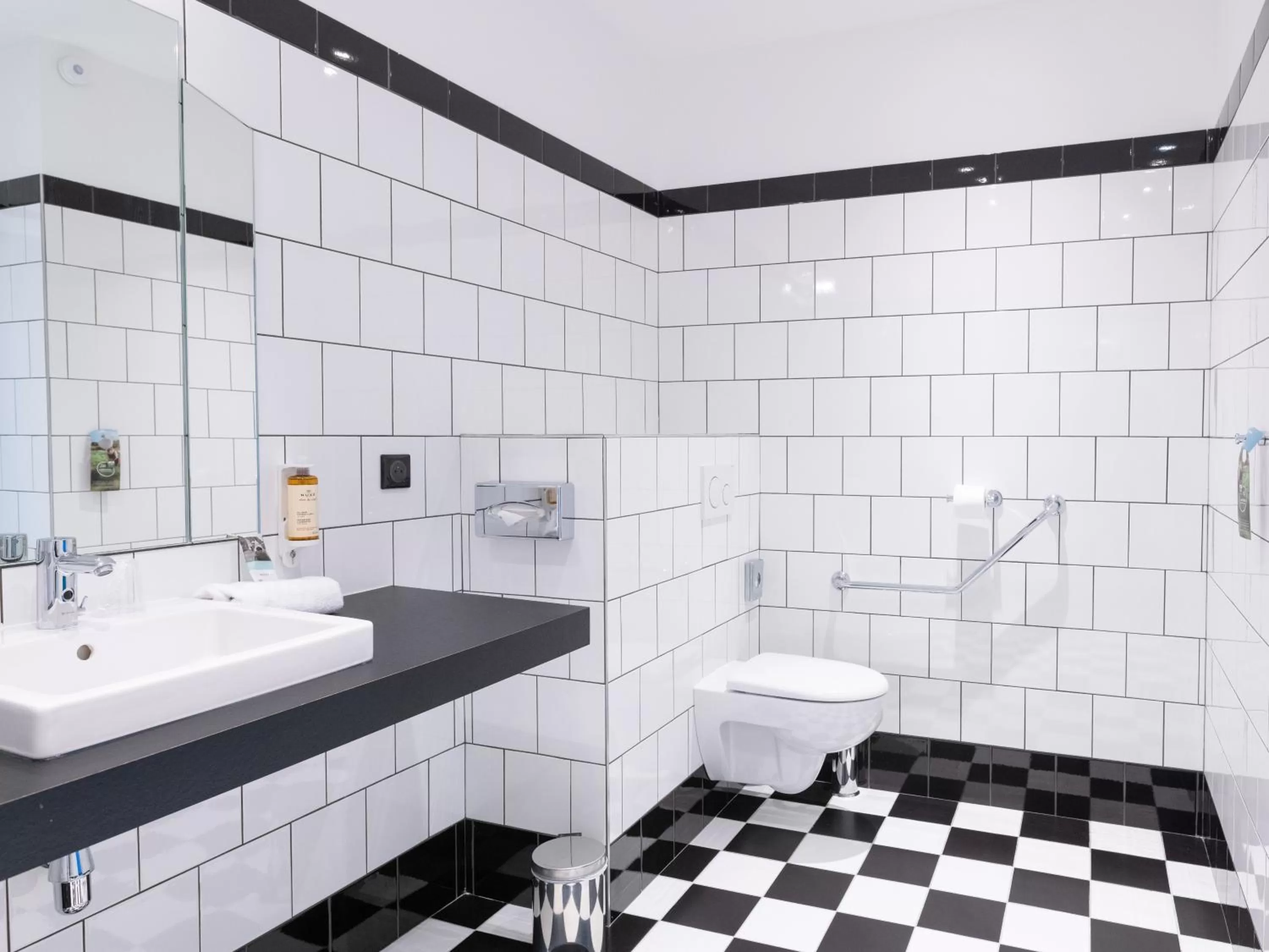 Shower in Hotel Mercure Roscoff Bord De Mer