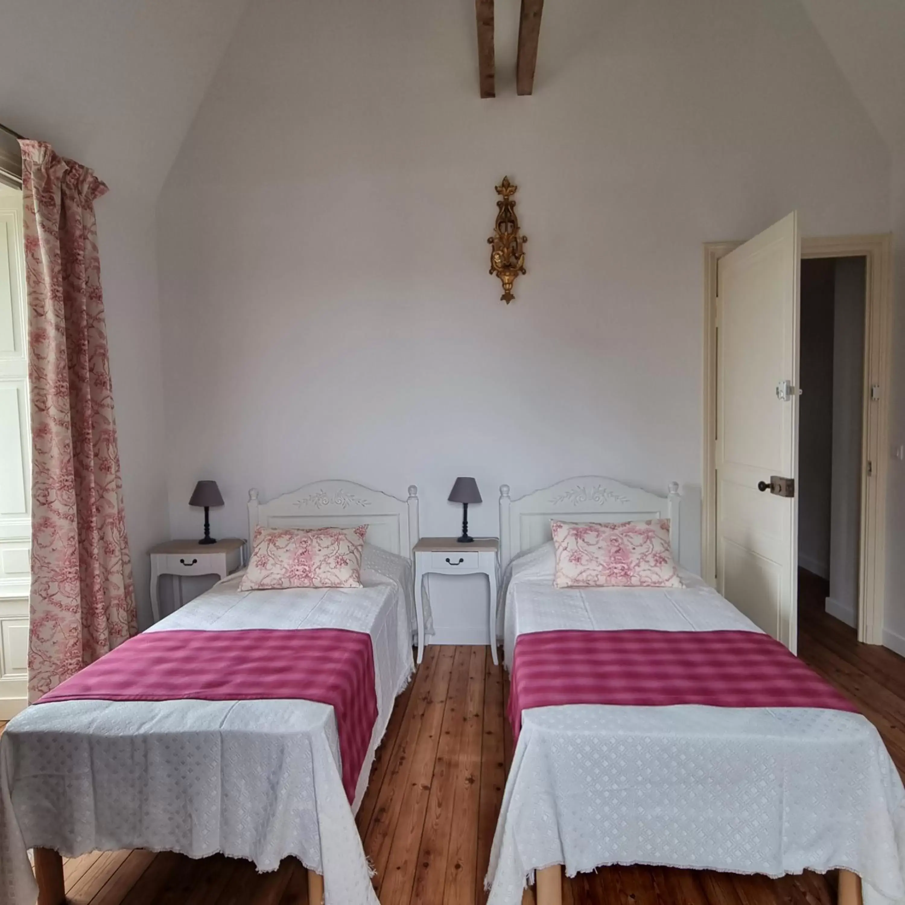 Photo of the whole room, Bed in Chambres d'hôtes Château de Saint Etienne du Bois