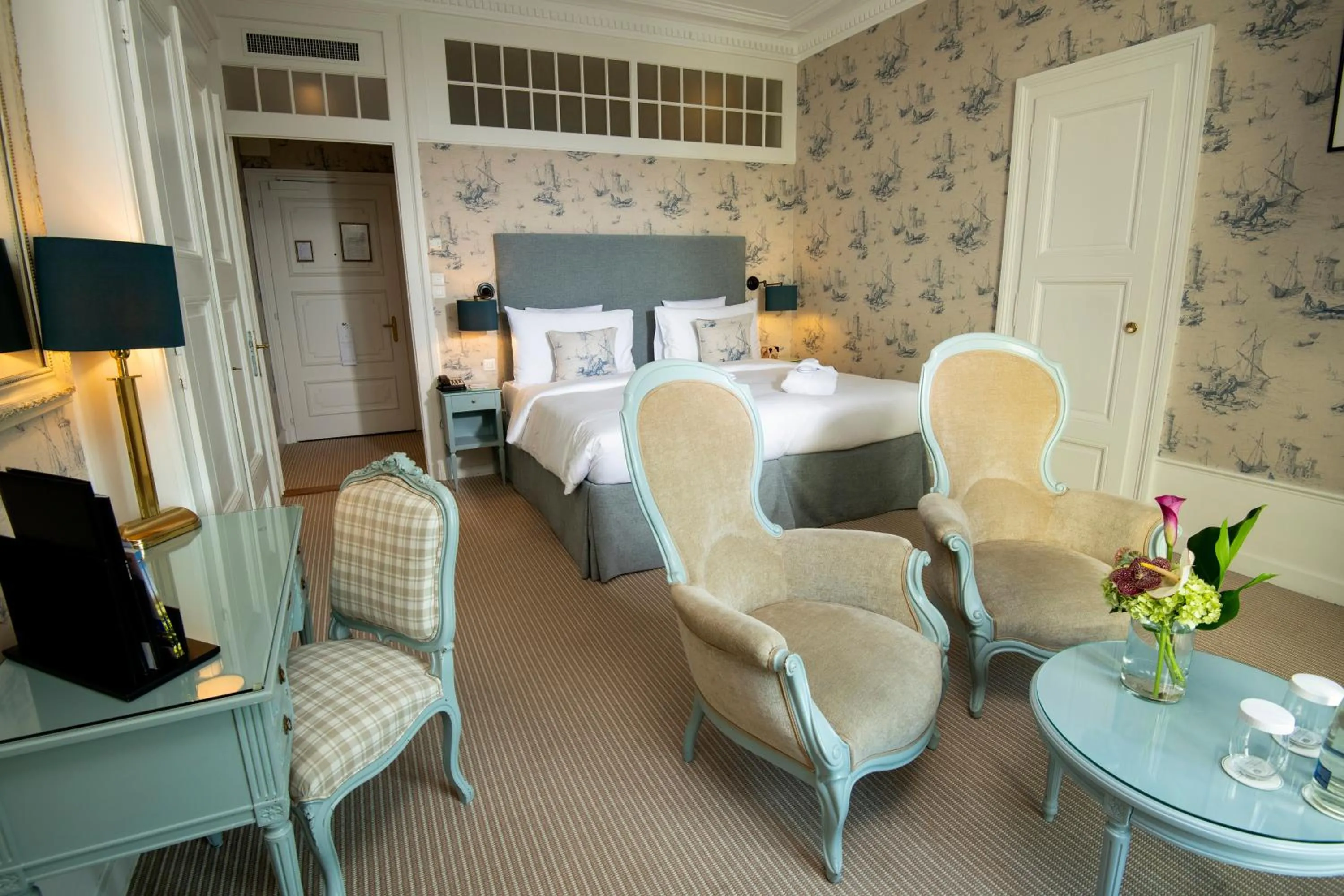 Photo of the whole room, Bed in Hôtel Des Trois Couronnes & Spa - The Leading Hotels of the World