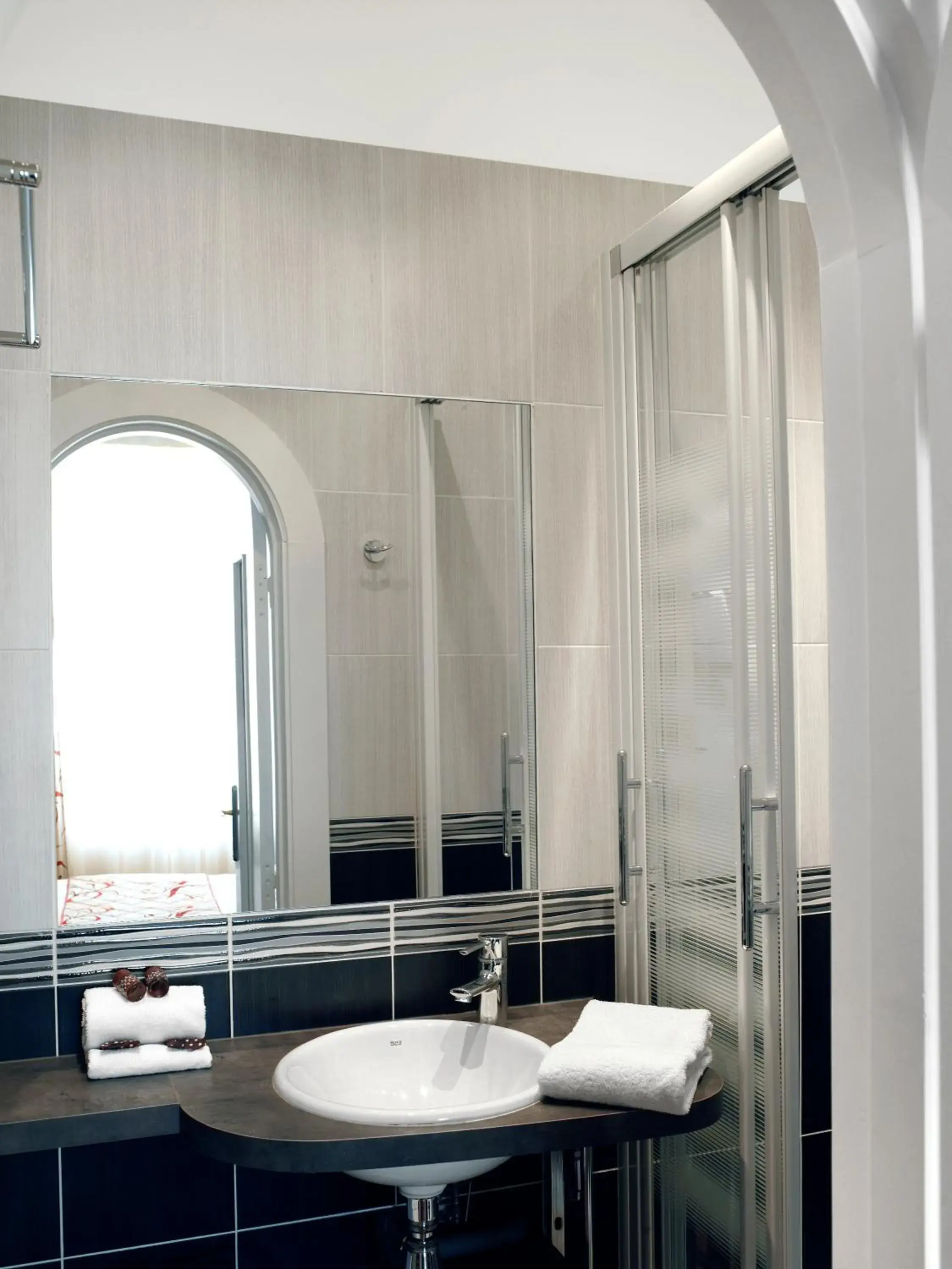 Bathroom in Hotel Le Revest