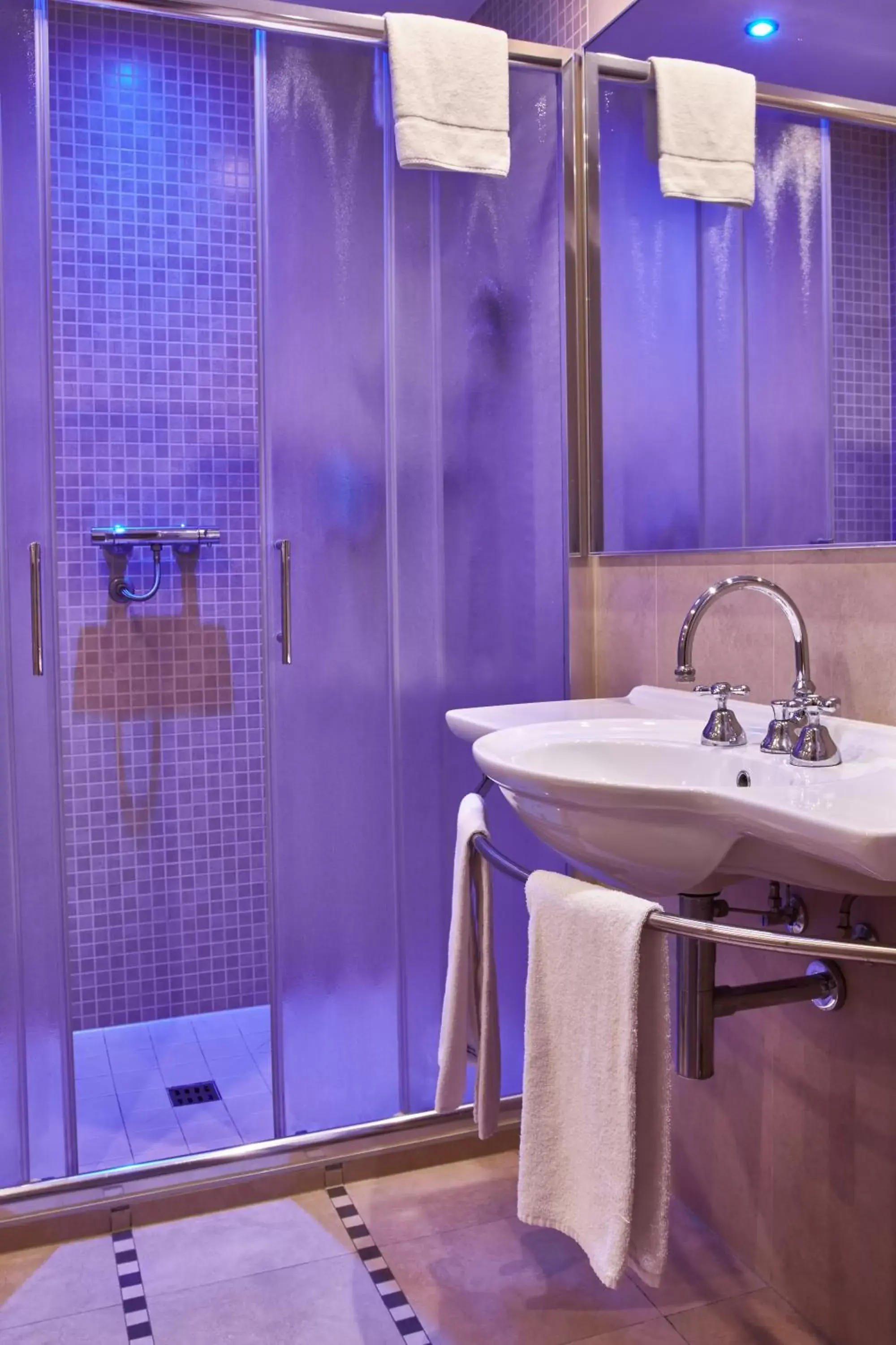 Shower, Bathroom in Rivalta Life Style Hotel