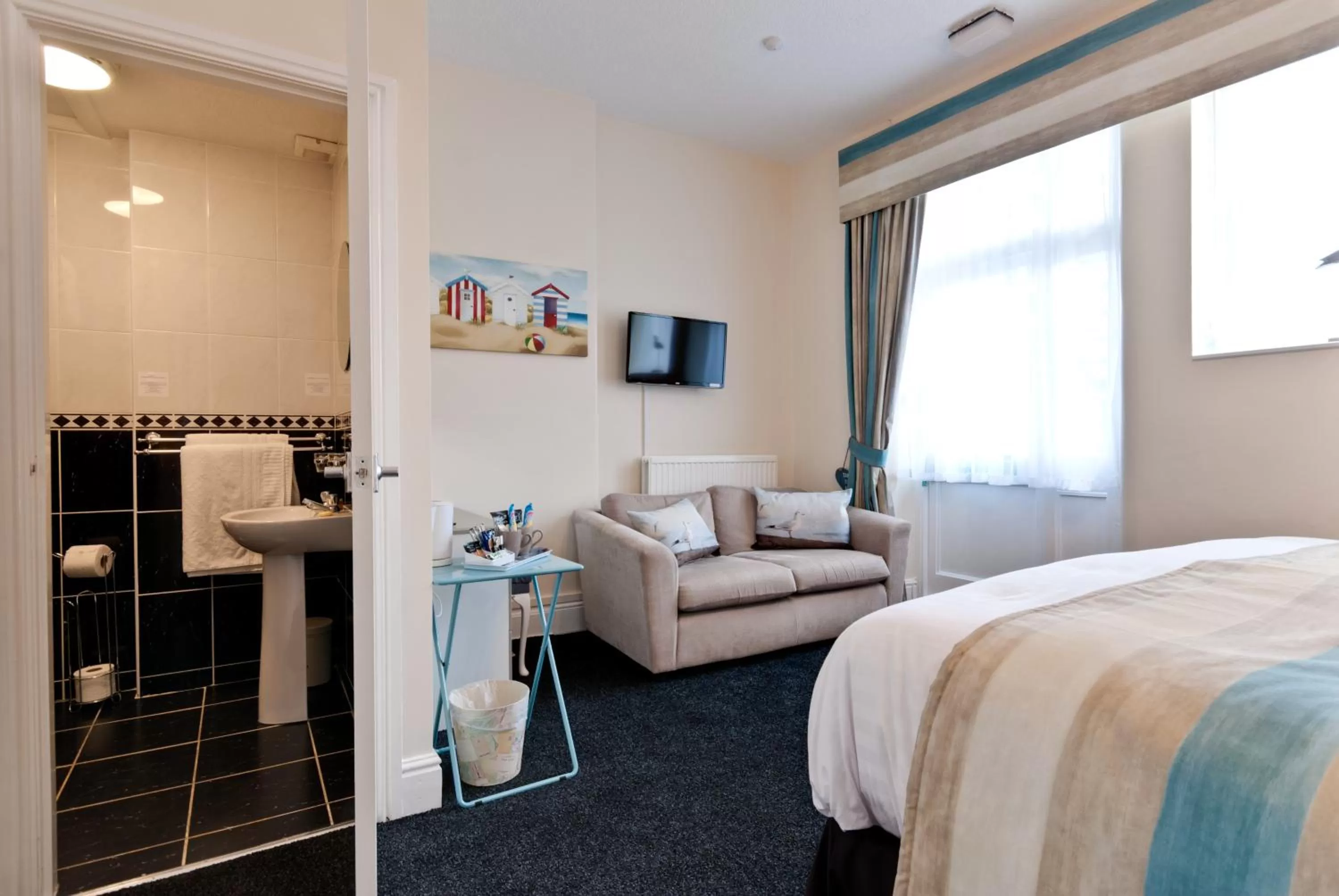 Photo of the whole room, Bed in Lauriston & Lawton Court Hotel