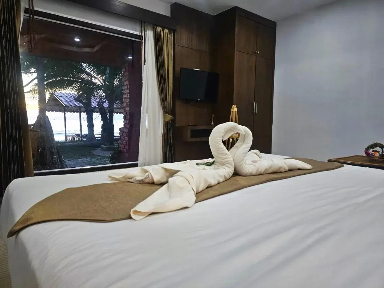 Bedroom, Bed in Lanta Nice Beach Resort - SHA Extra Plus