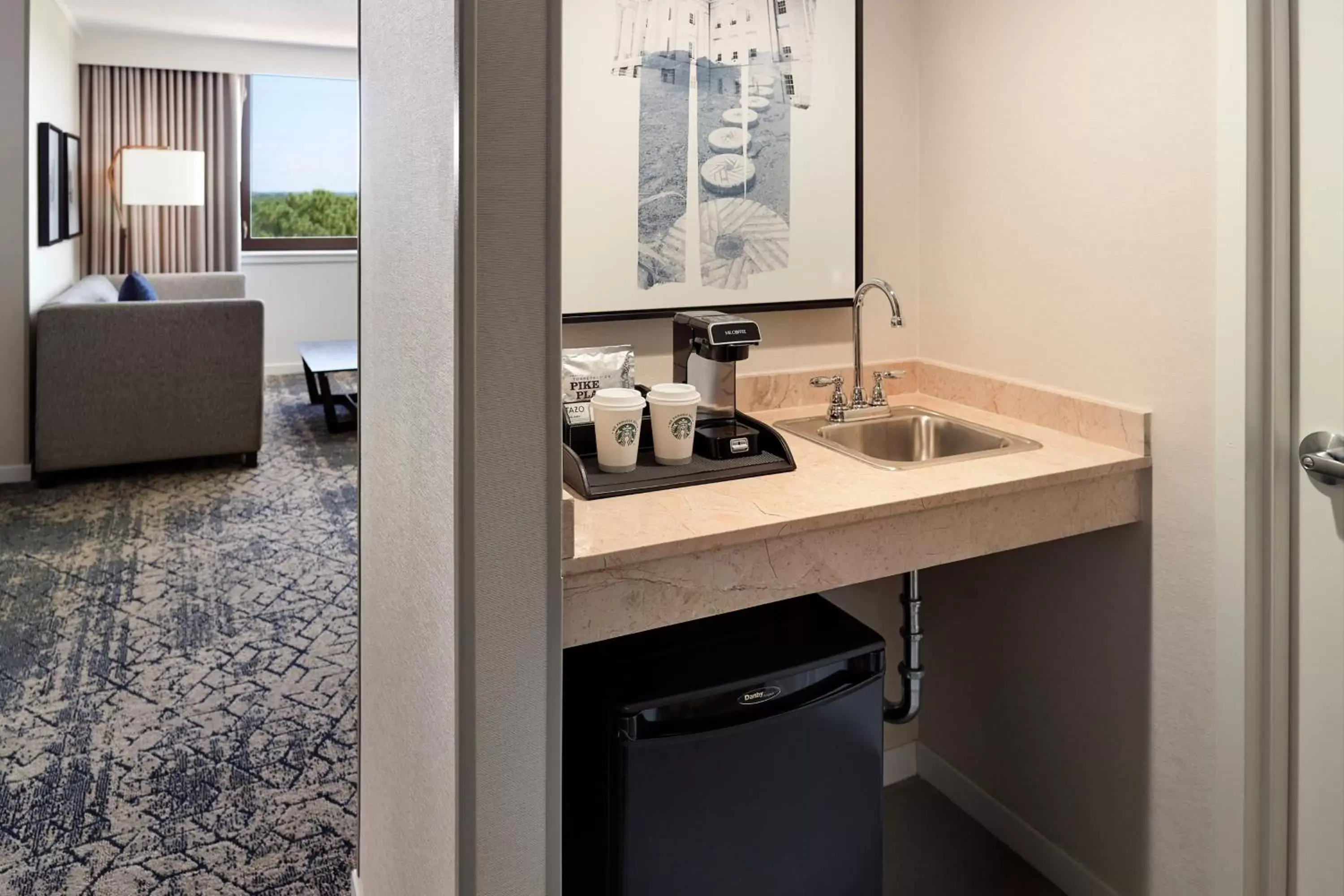 Photo of the whole room, Kitchen/Kitchenette in Sheraton Imperial Hotel Raleigh-Durham Airport at Research Triangle Park