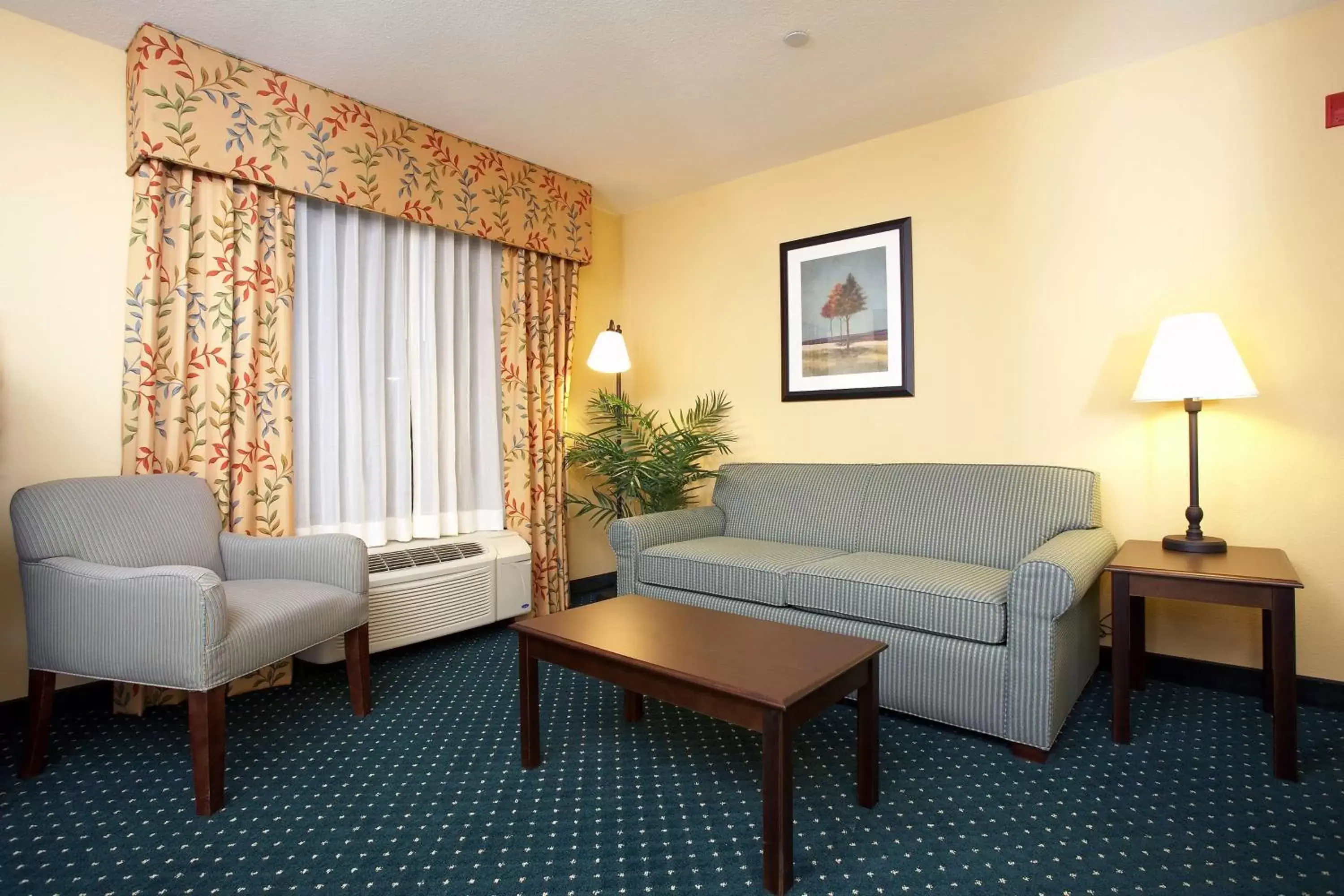 Living room, Seating Area in Hampton Inn & Suites Sacramento-Elk Grove Laguna I-5