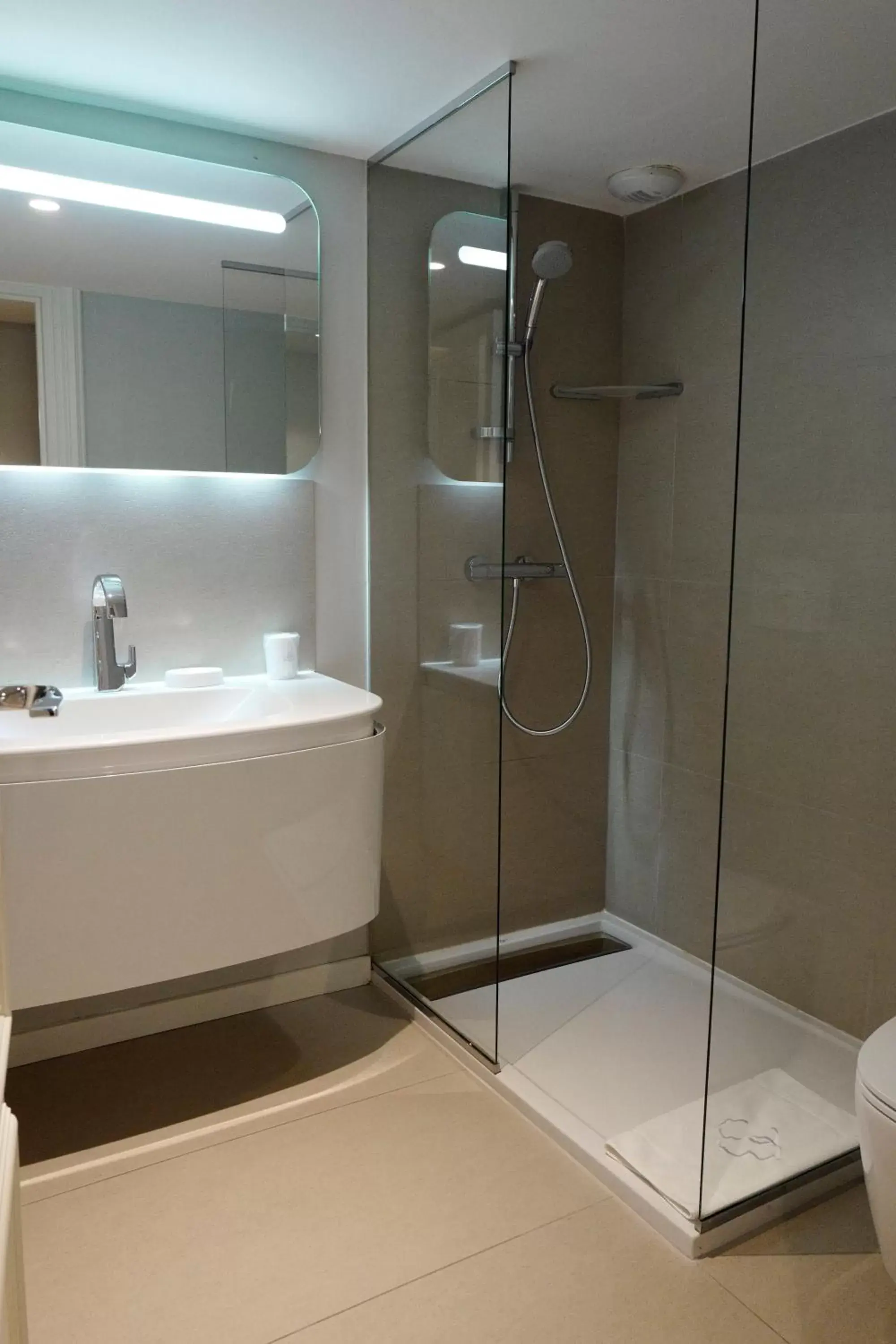 Shower, Bathroom in Clarance Hotel Lille