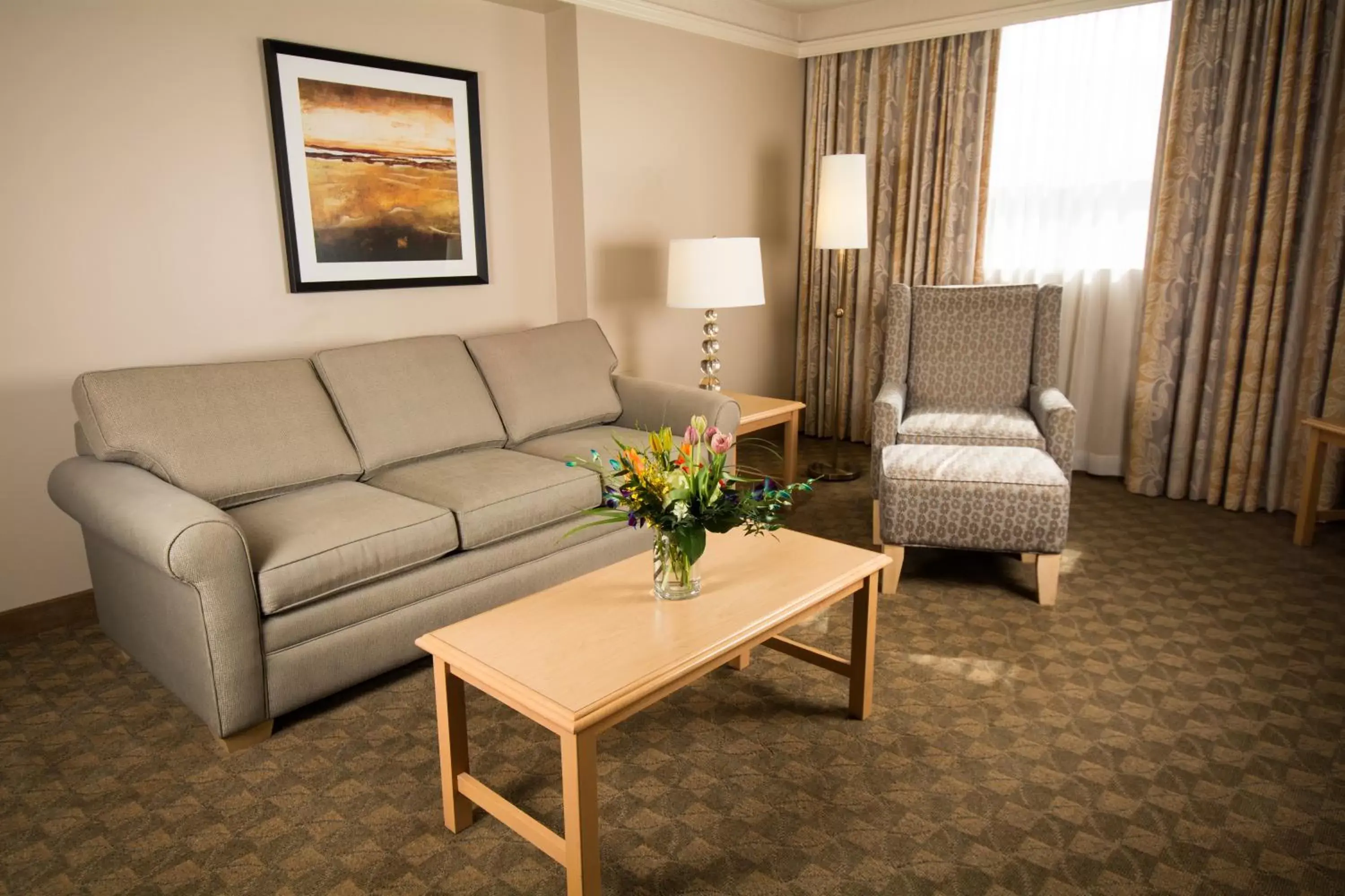 Living room, Seating Area in Edmonton Inn and Conference Centre