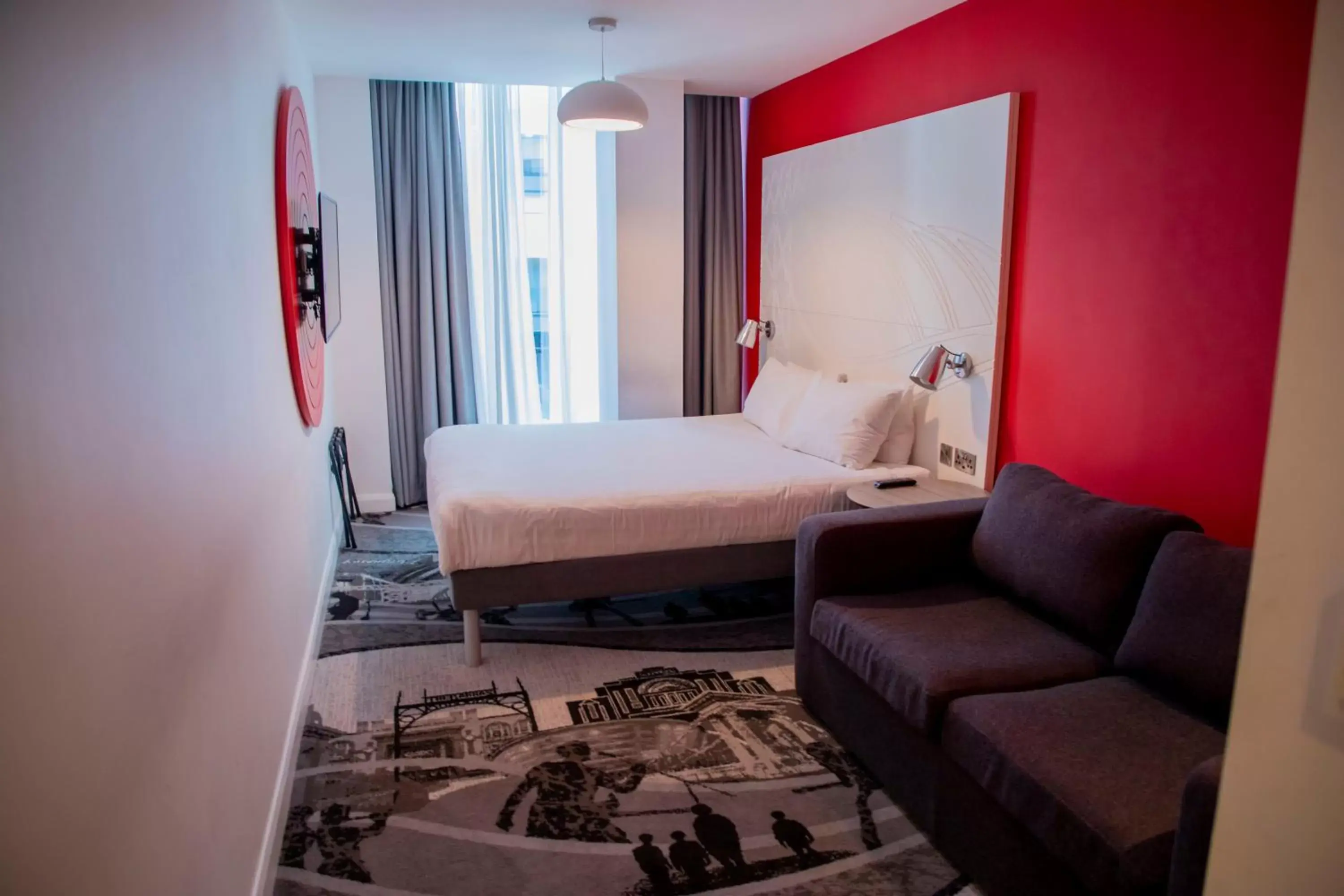 Bedroom in ibis Styles Glasgow Central