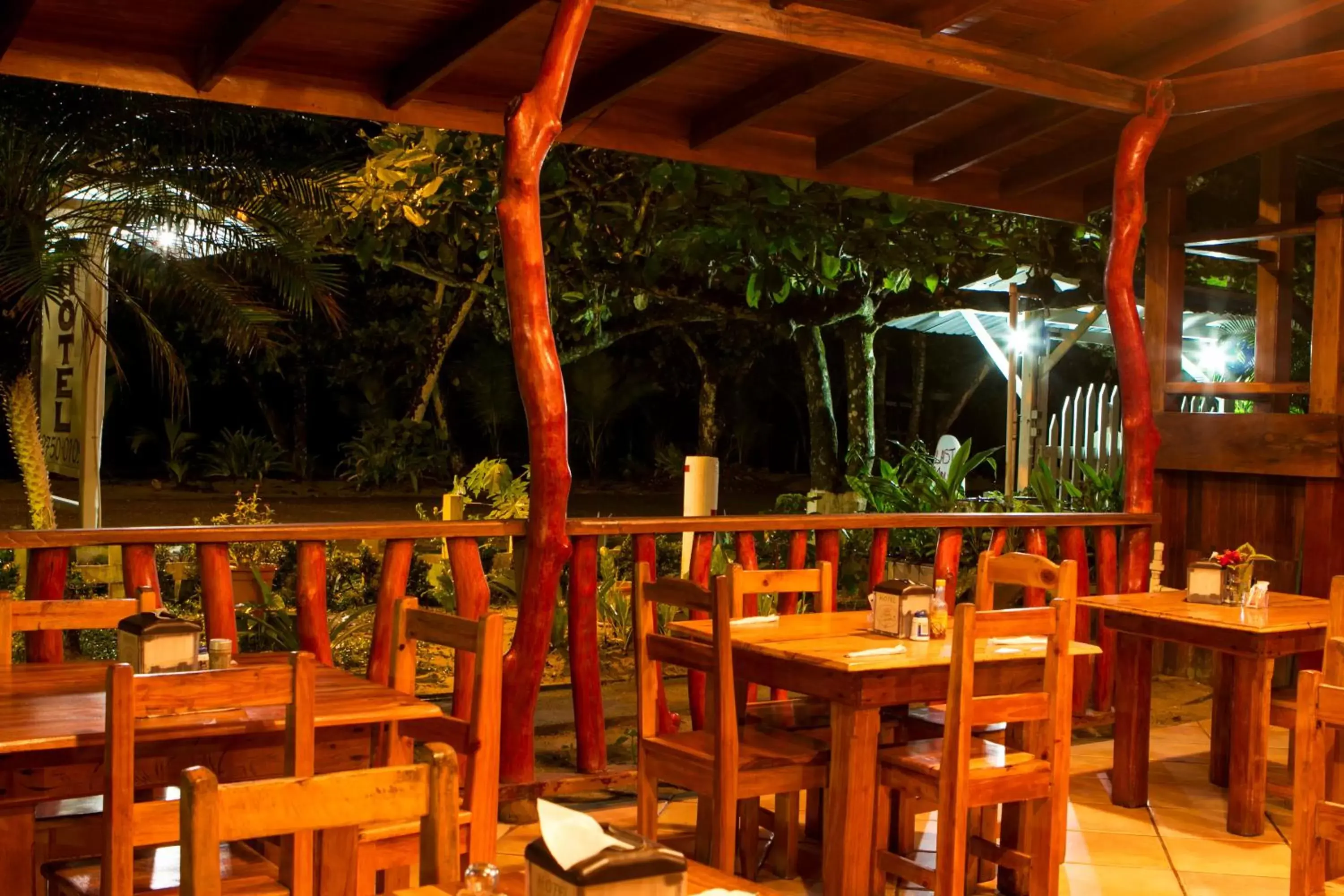 Restaurant/Places to Eat in Hotel La Isla Inn