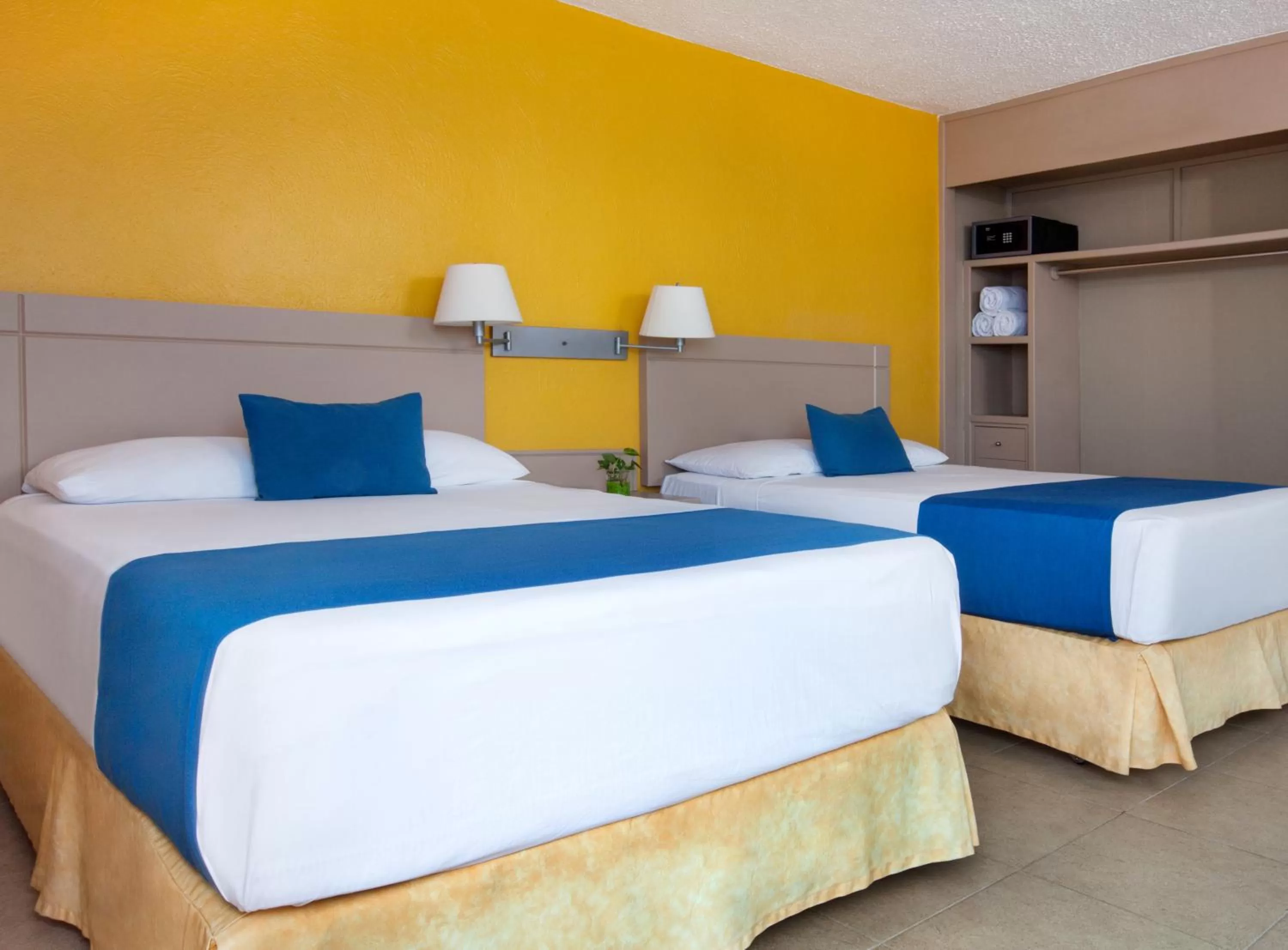 Photo of the whole room, Bed in Calinda Beach Acapulco