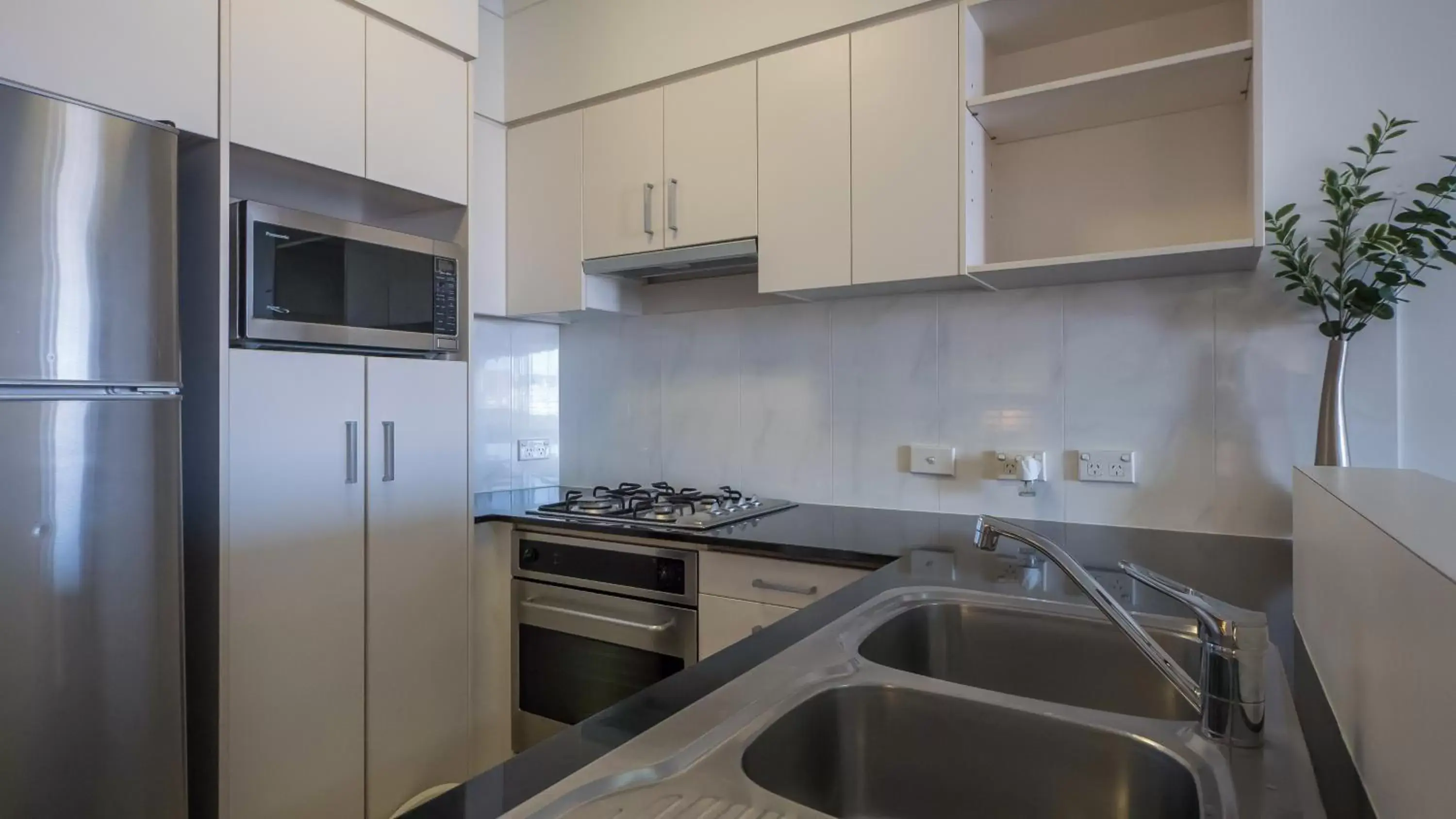 Kitchen or kitchenette, Kitchen/Kitchenette in Inn on the Park Apartments