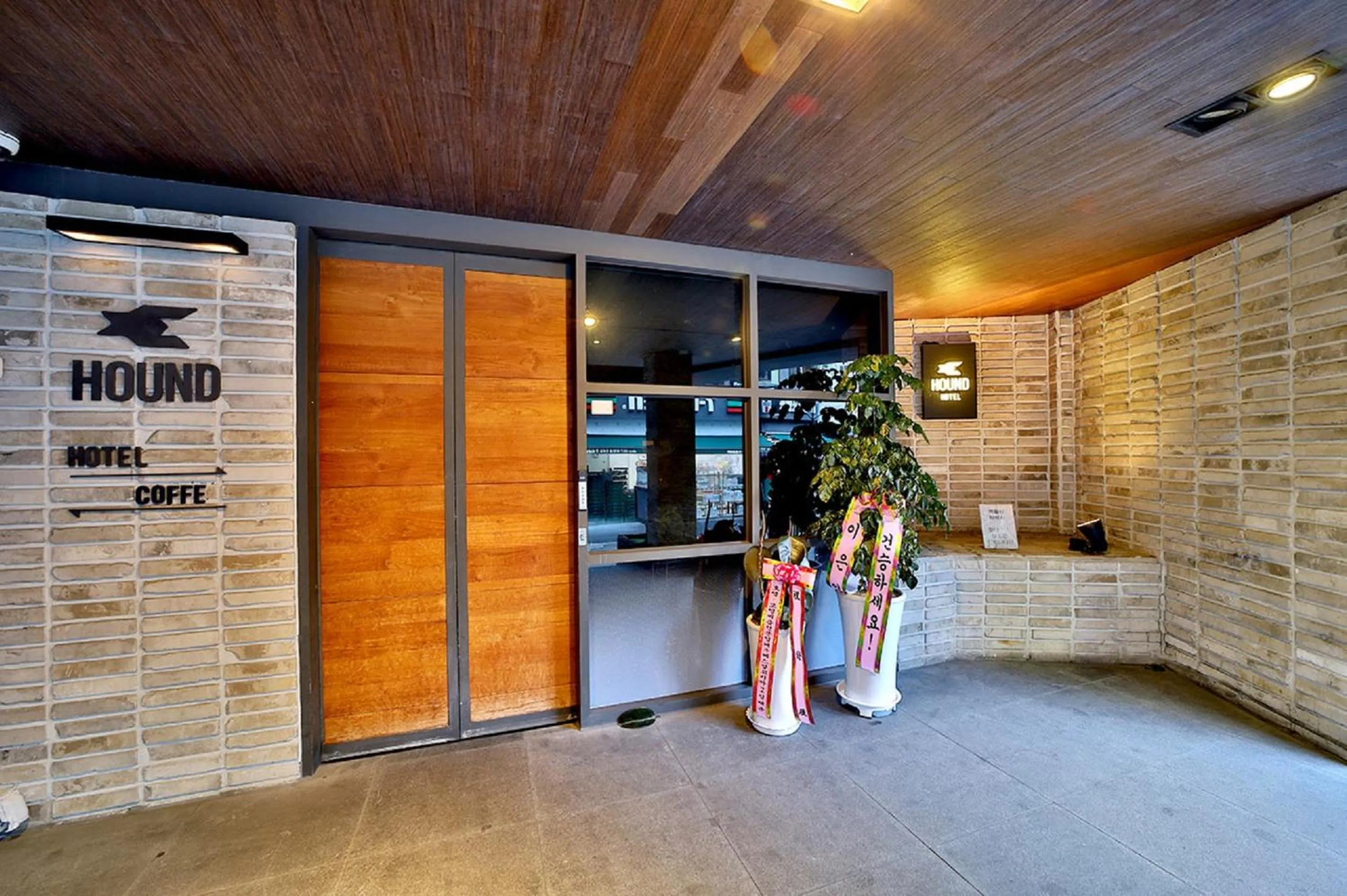 Facade/entrance in Seomyeon Hound Hotel 1st Street