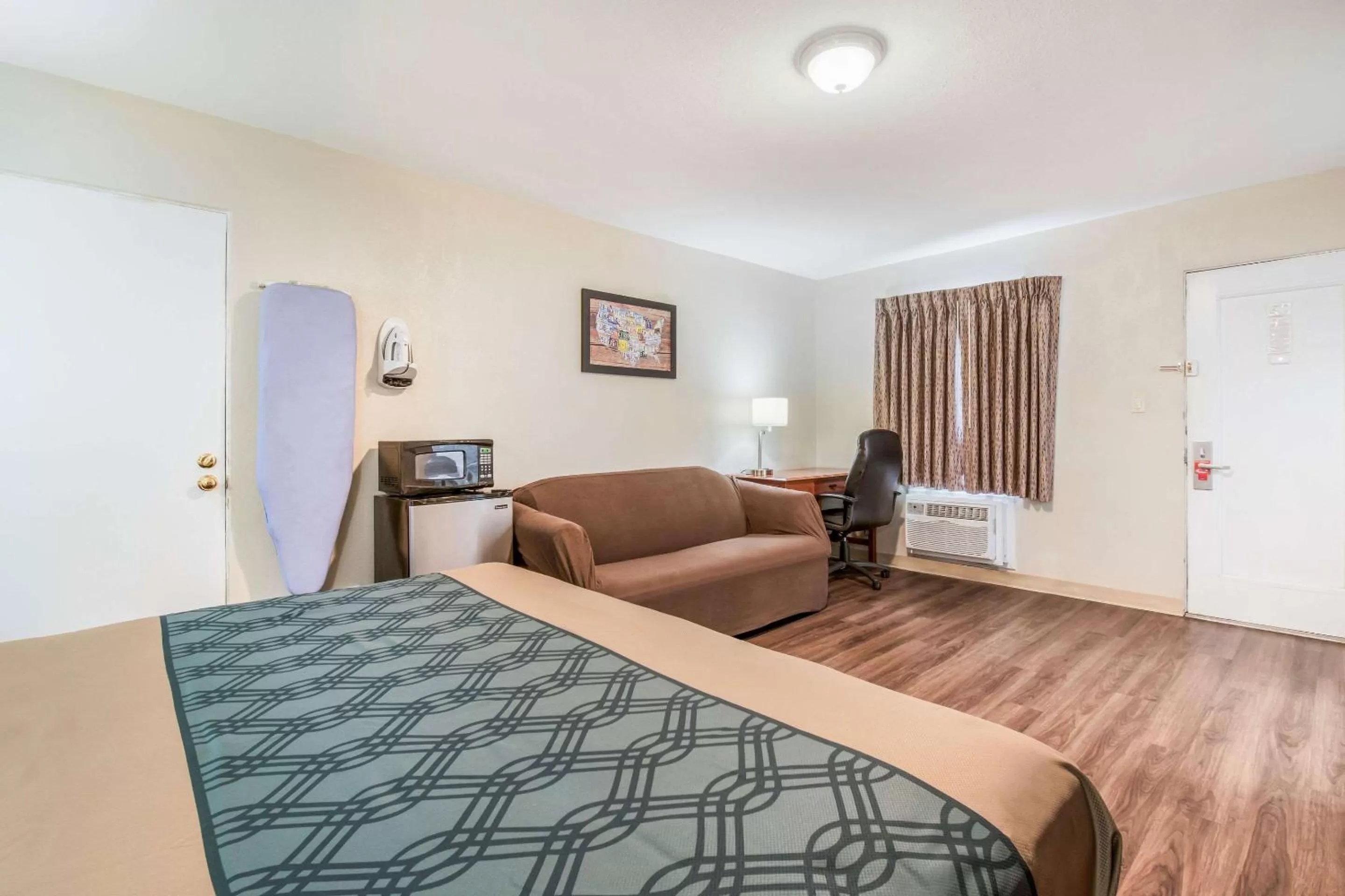 Photo of the whole room, Bed in Econo Lodge Mechanicsburg - Harrisburg West