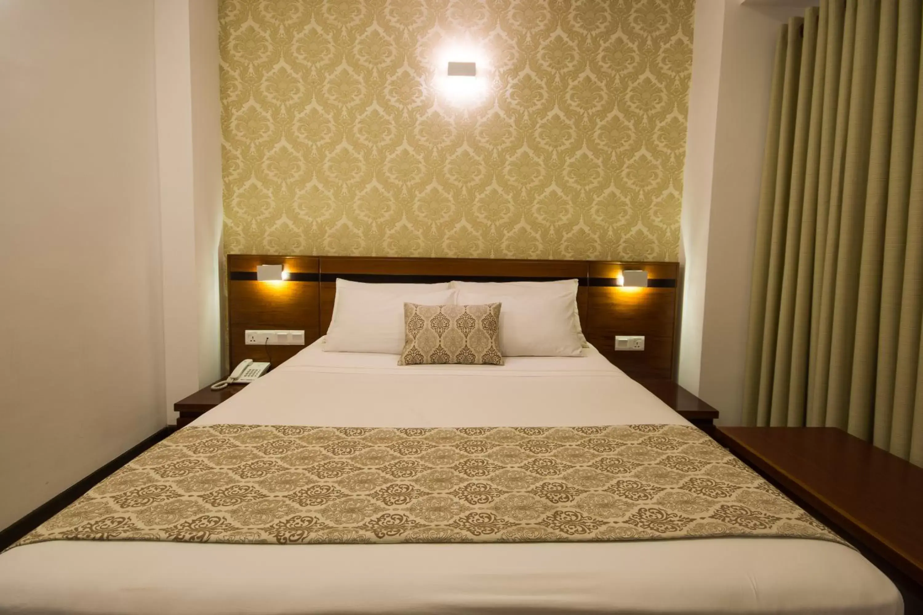 Photo of the whole room, Bed in Ceyloni City Hotel