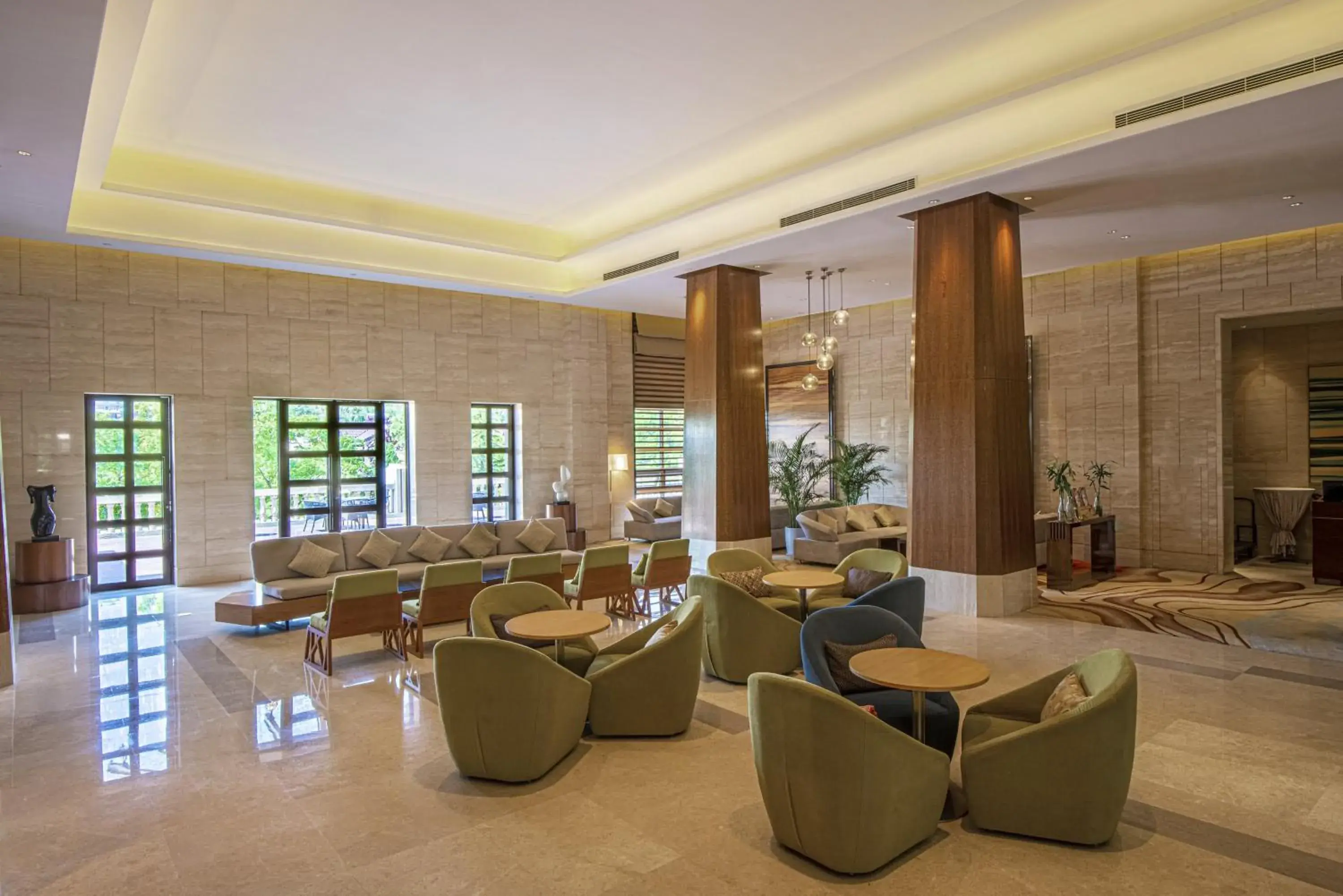 Lounge or bar, Lounge/Bar in Holiday Inn Qingdao Expo, an IHG Hotel