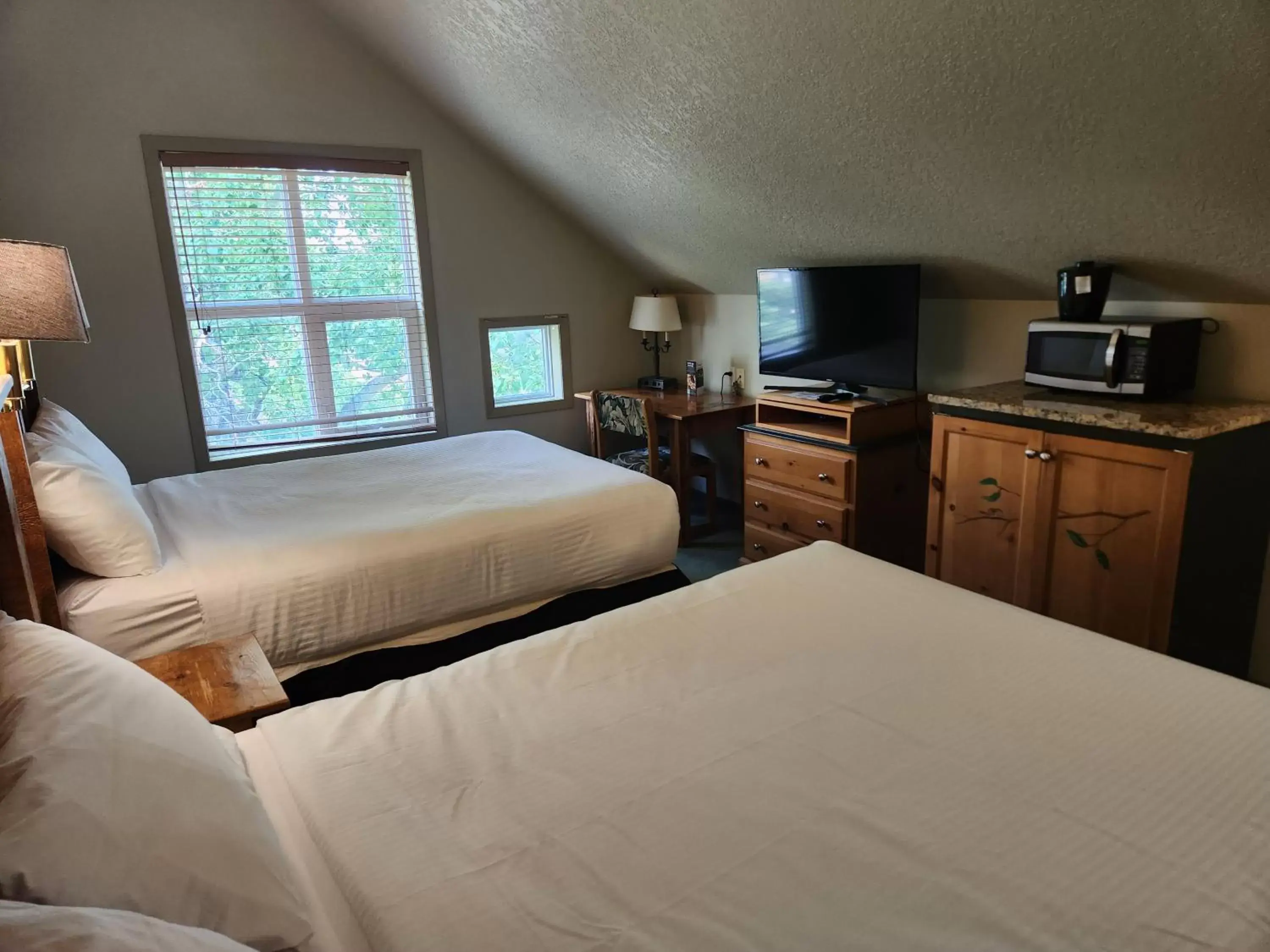 Bed in Waterton Lakes Lodge Resort