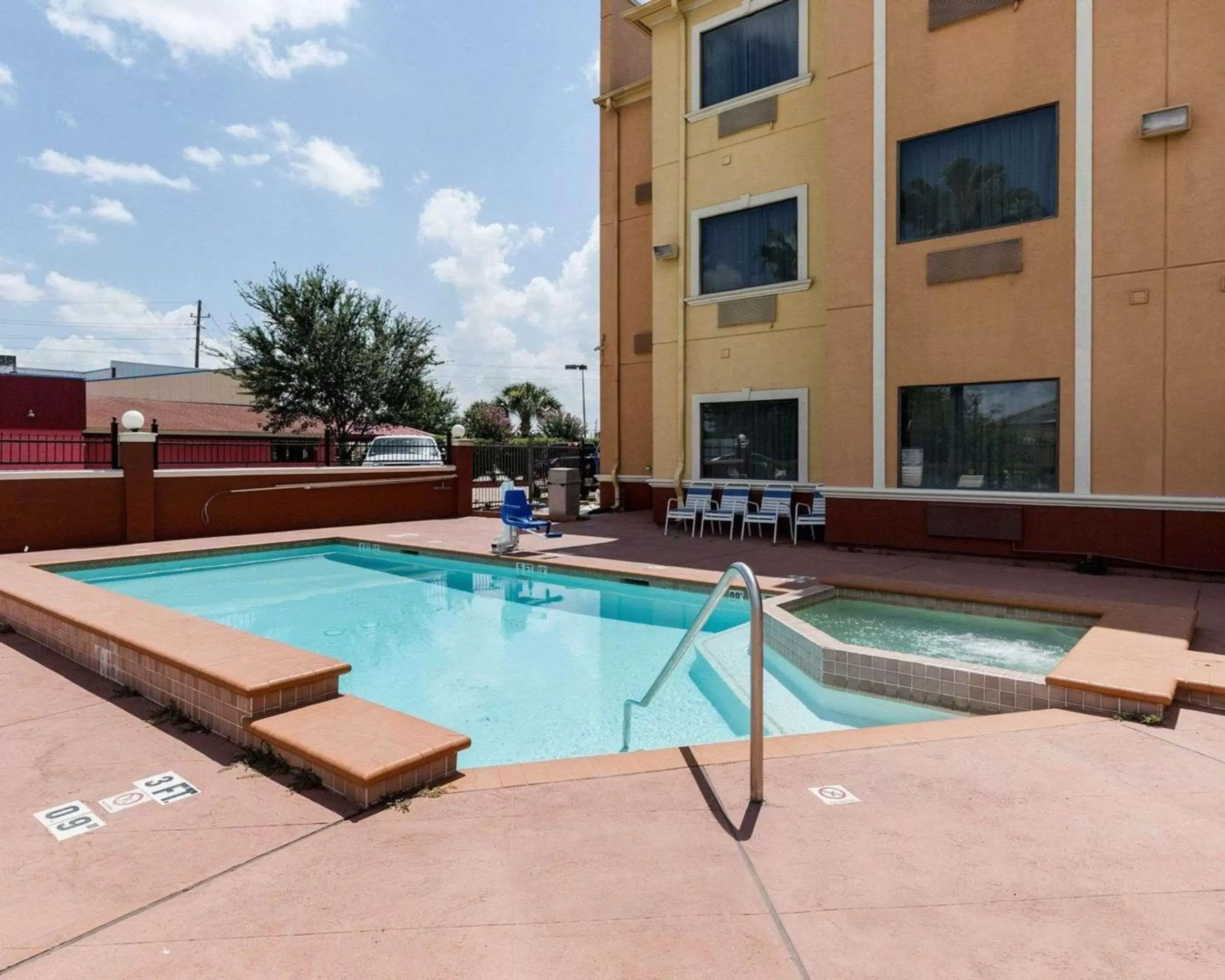 Activities, Swimming Pool in Quality Suites Houston NW Cy-Fair