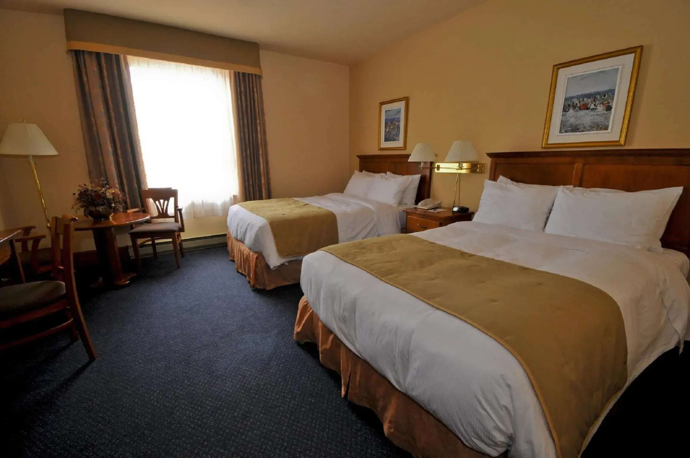 Photo of the whole room, Bed in Hotel Tadoussac