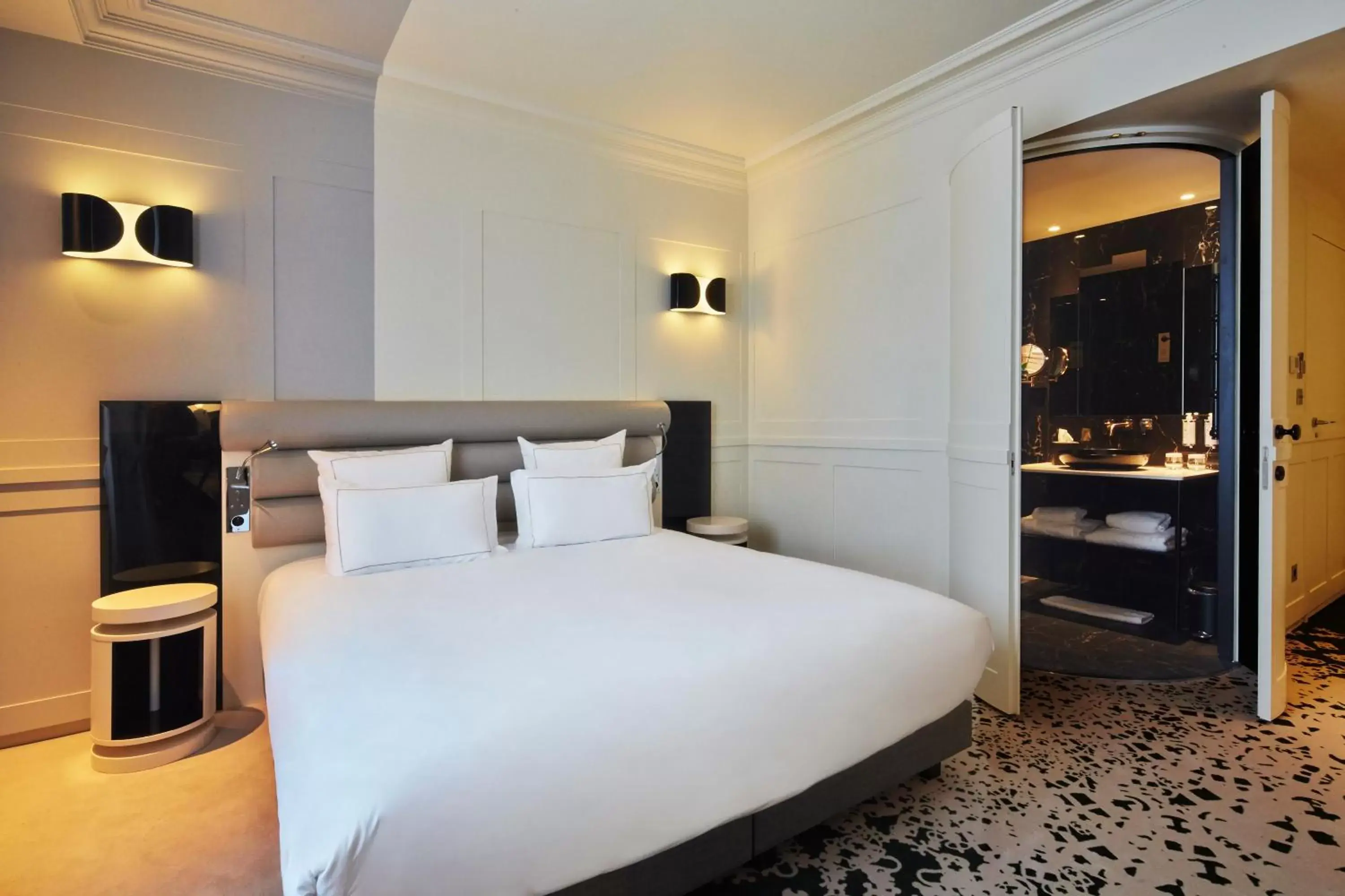 Bedroom, Bed in La Licorne Hotel & Spa Troyes MGallery