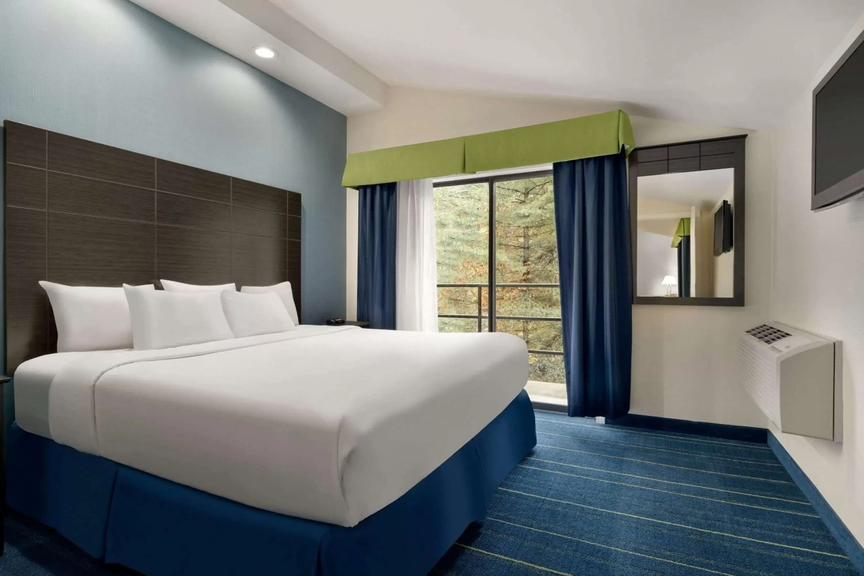 Photo of the whole room, Bed in Days Inn by Wyndham Tamworth