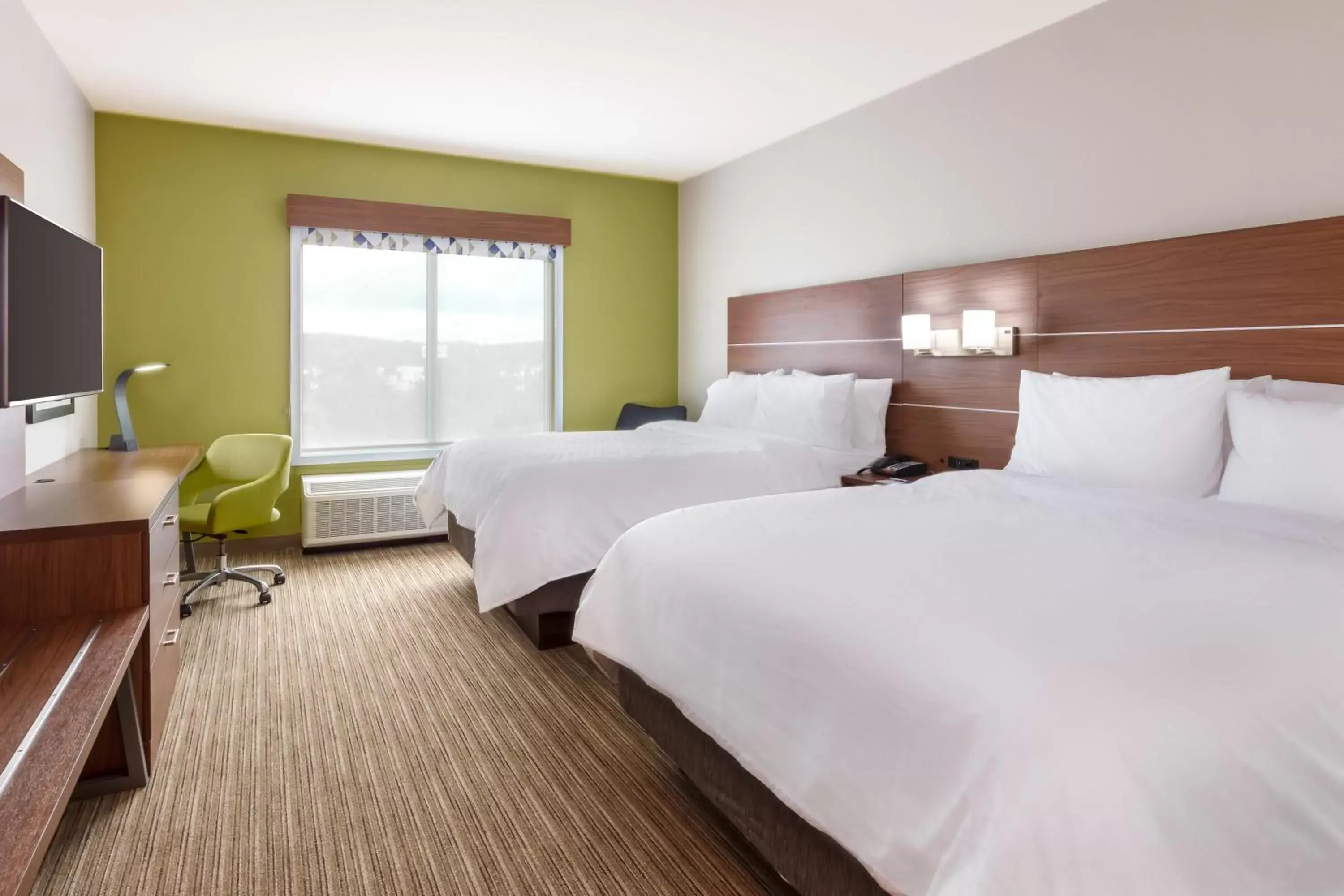 Photo of the whole room, Bed in Holiday Inn Express Calhoun South, an IHG Hotel