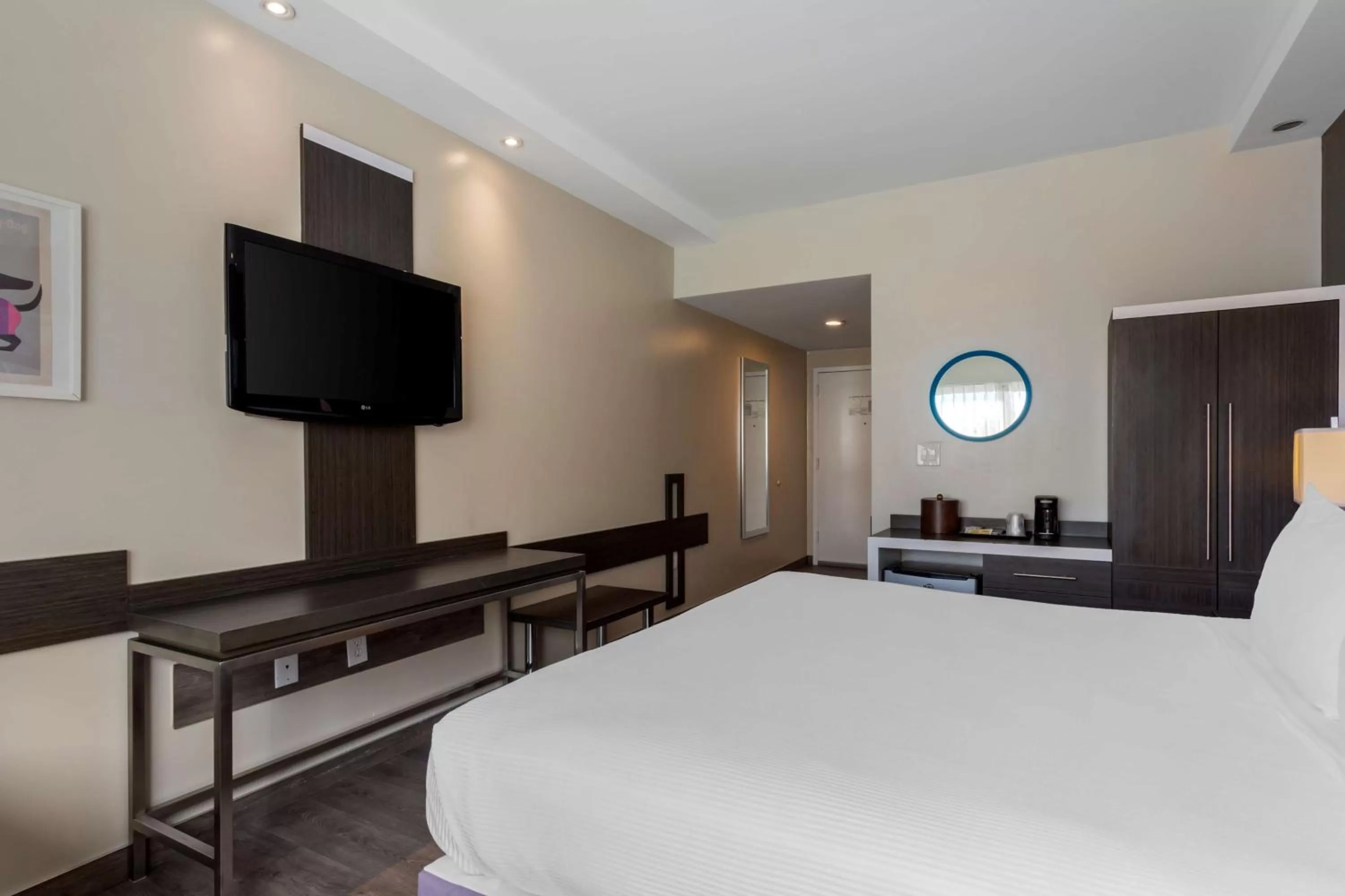 Bedroom, Bed in Best Western Plus Brooklyn Bay Hotel