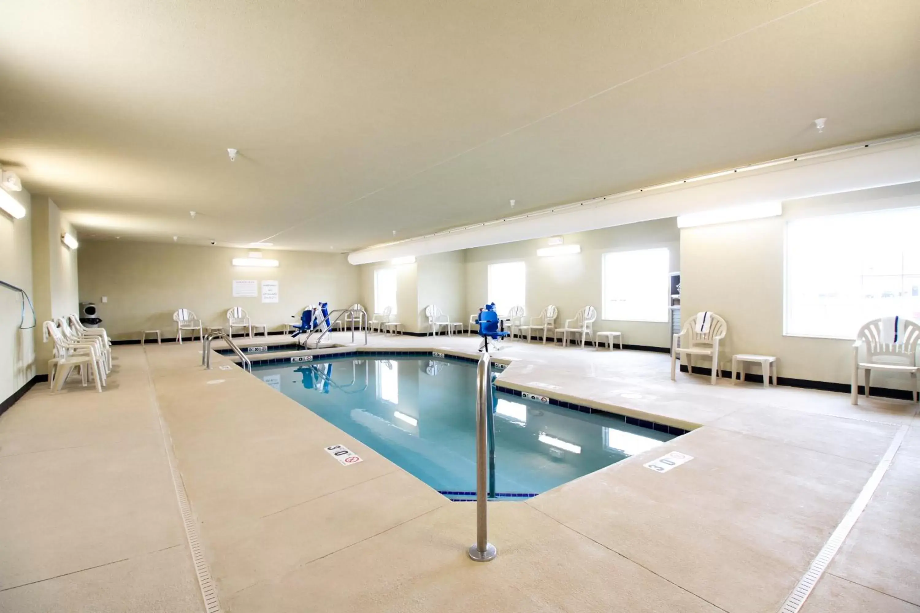 Hot Tub, Swimming Pool in Cobblestone Hotel & Suites - Devils Lake