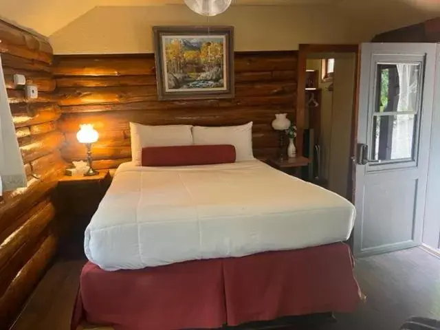 Bed in The Don Hoel Resort & Venue