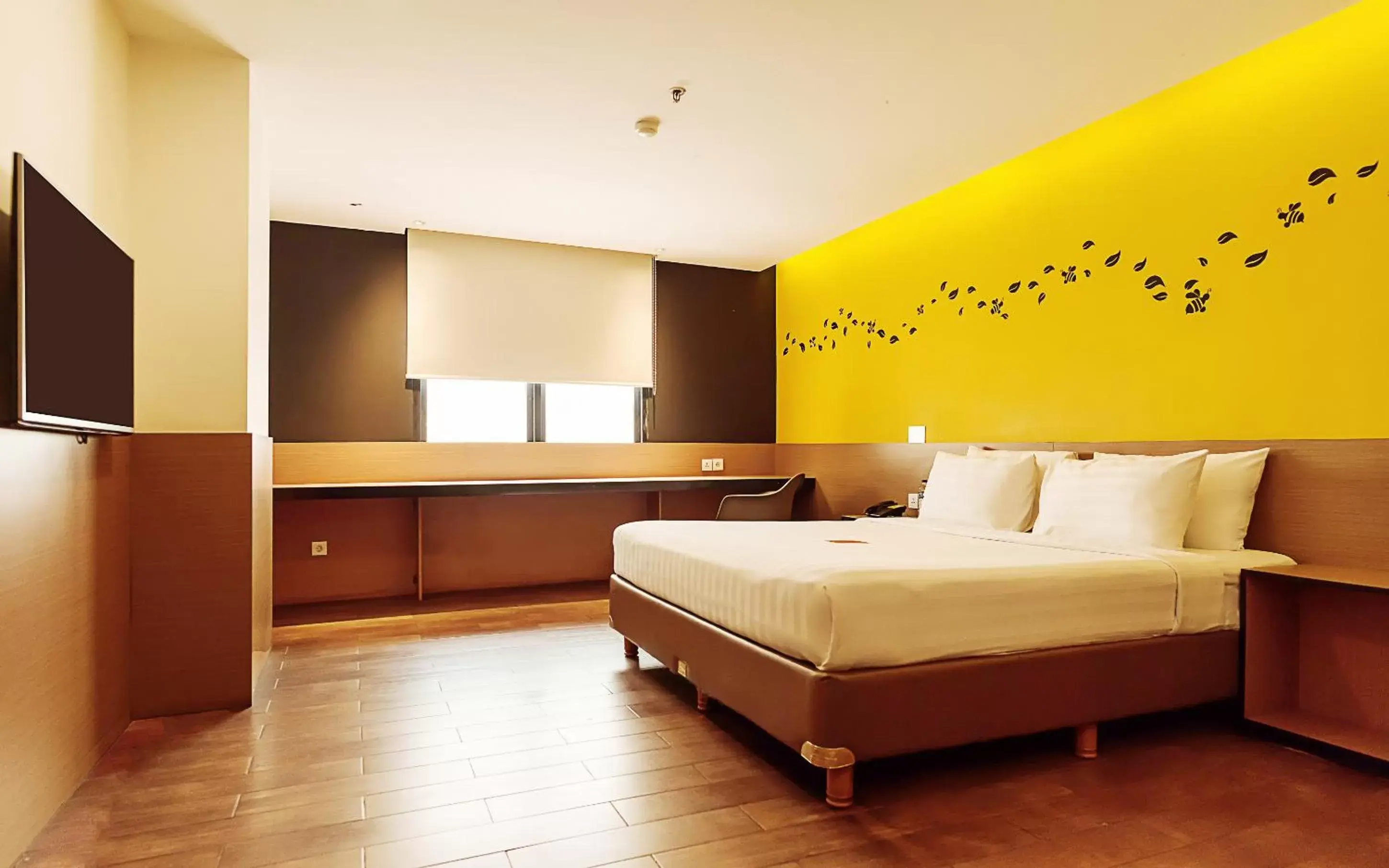 Superior King Room in Yellow Bee Tangerang Superior King Room in Yellow Bee Tangerang