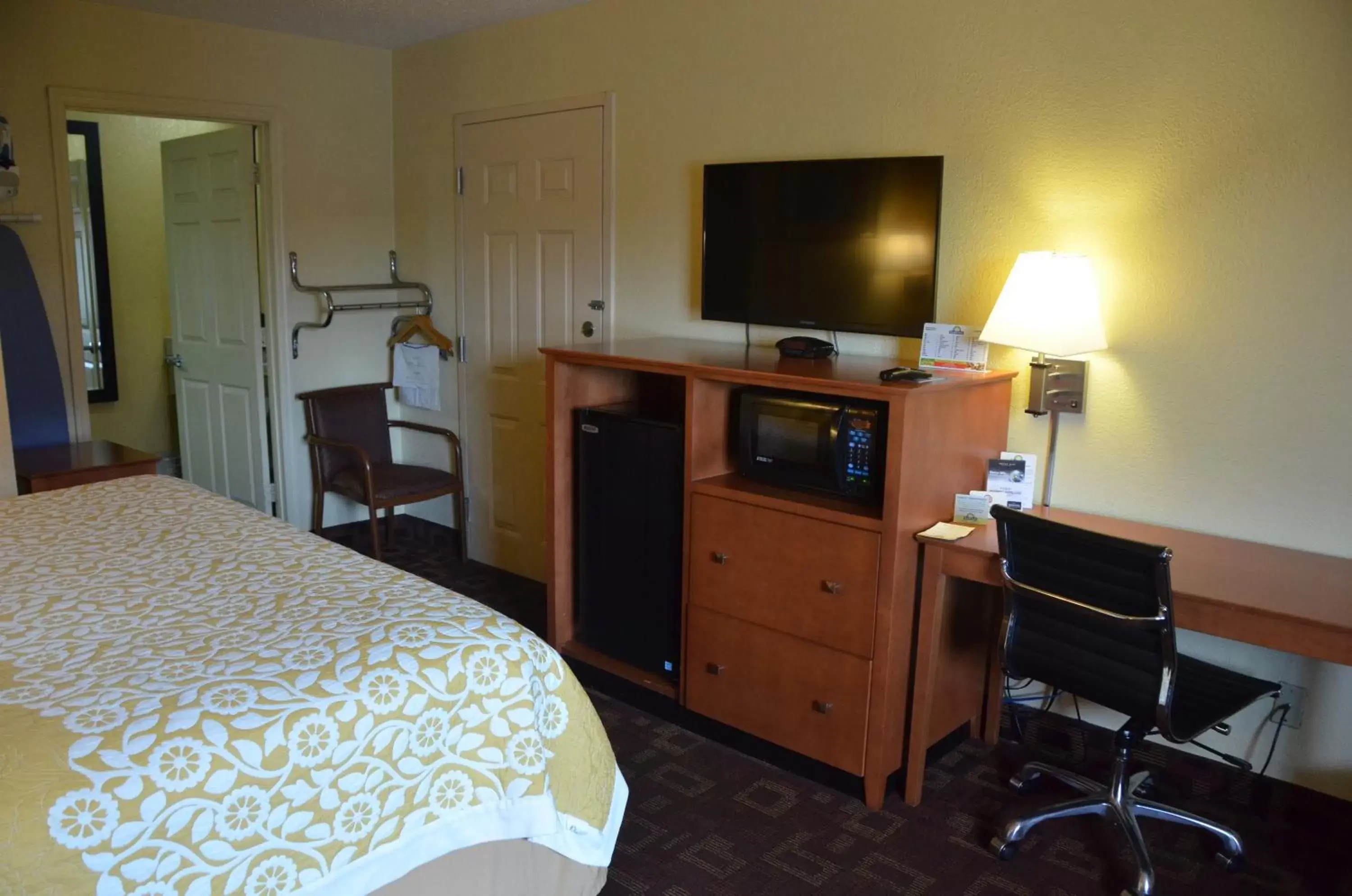 Bedroom, TV/Entertainment Center in Days Inn by Wyndham Airport Nashville East