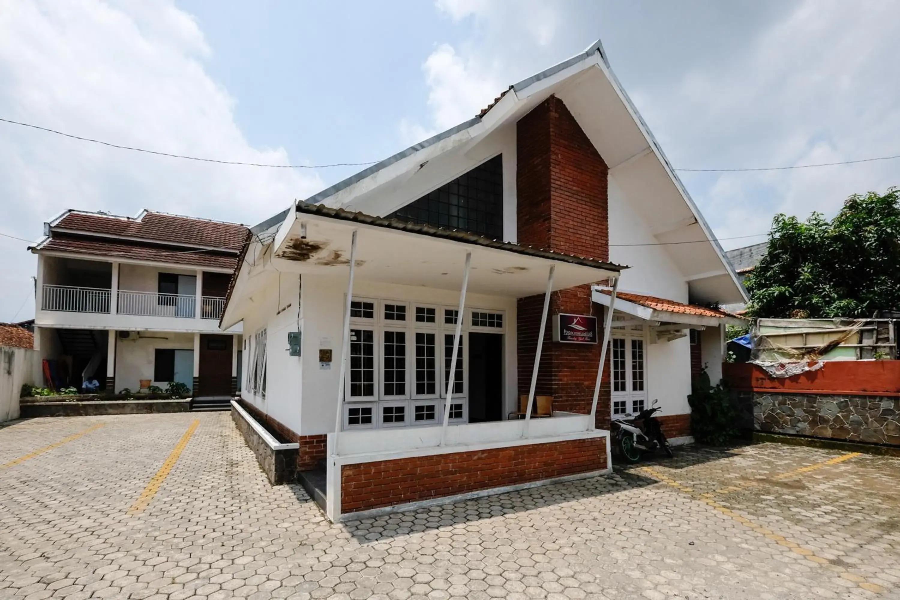 Property building in RedDoorz near Moro Mall Purwokerto Property building in RedDoorz near Moro Mall Purwokerto