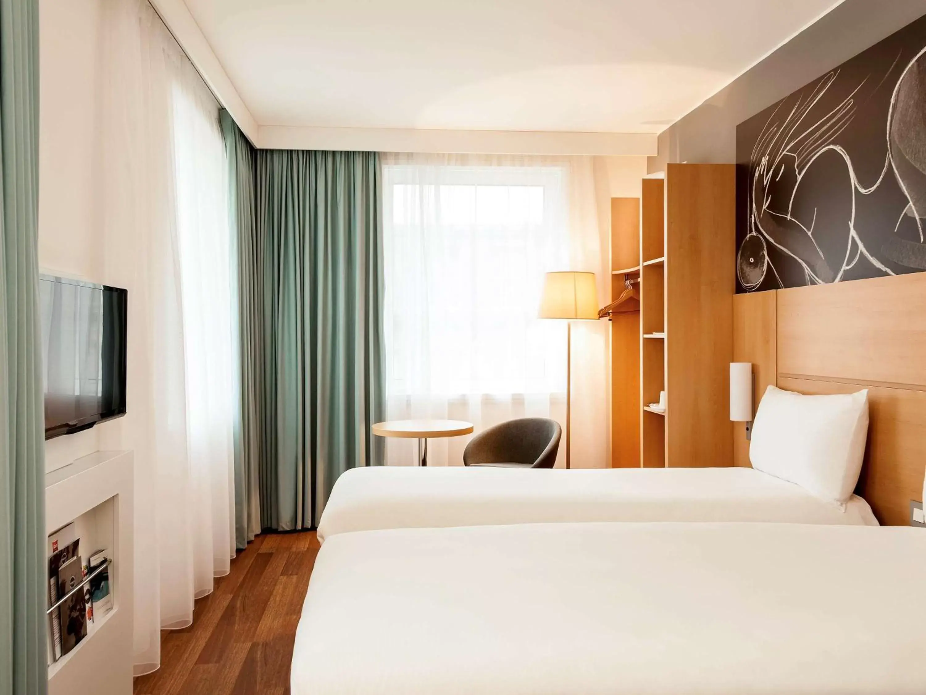 Photo of the whole room, Bed in ibis Edinburgh Centre South Bridge – Royal Mile Photo of the whole room, Bed in ibis Edinburgh Centre South Bridge – Royal Mile