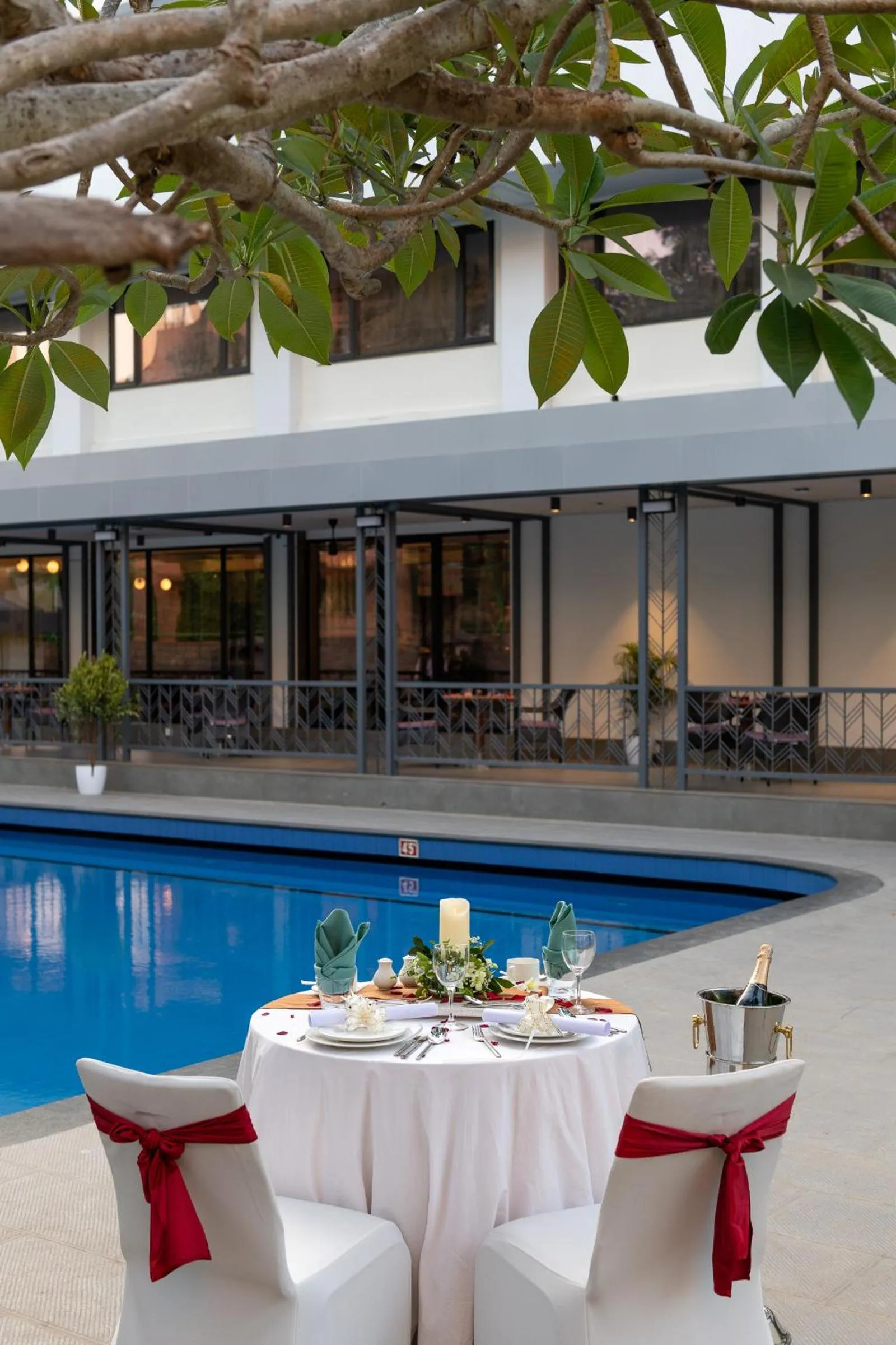 Restaurant/places to eat in Vivanta Mangalore Oldport Road - Formerly Known as Taj Manjarun