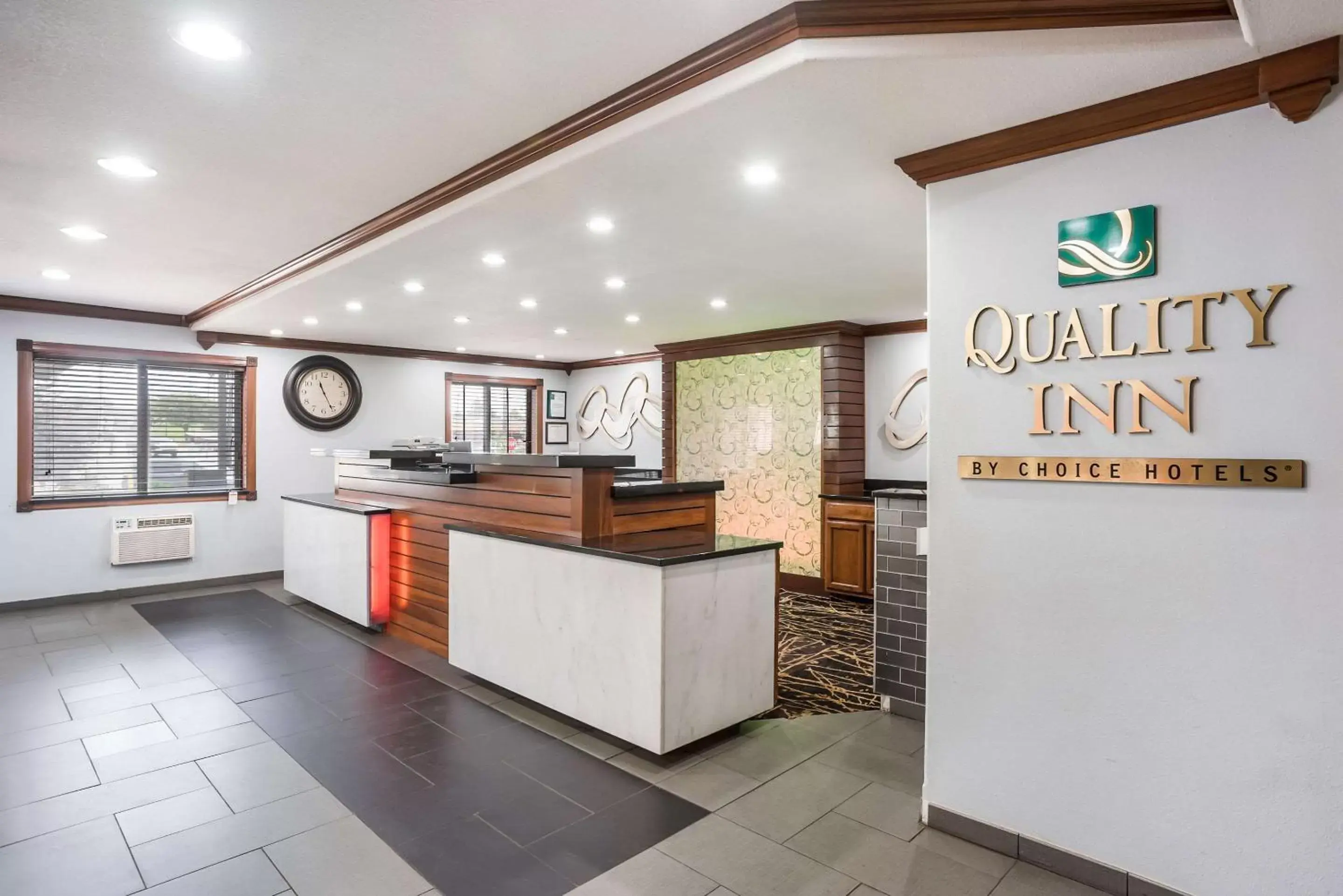 Lobby or reception in Quality Inn Cedar Rapids South