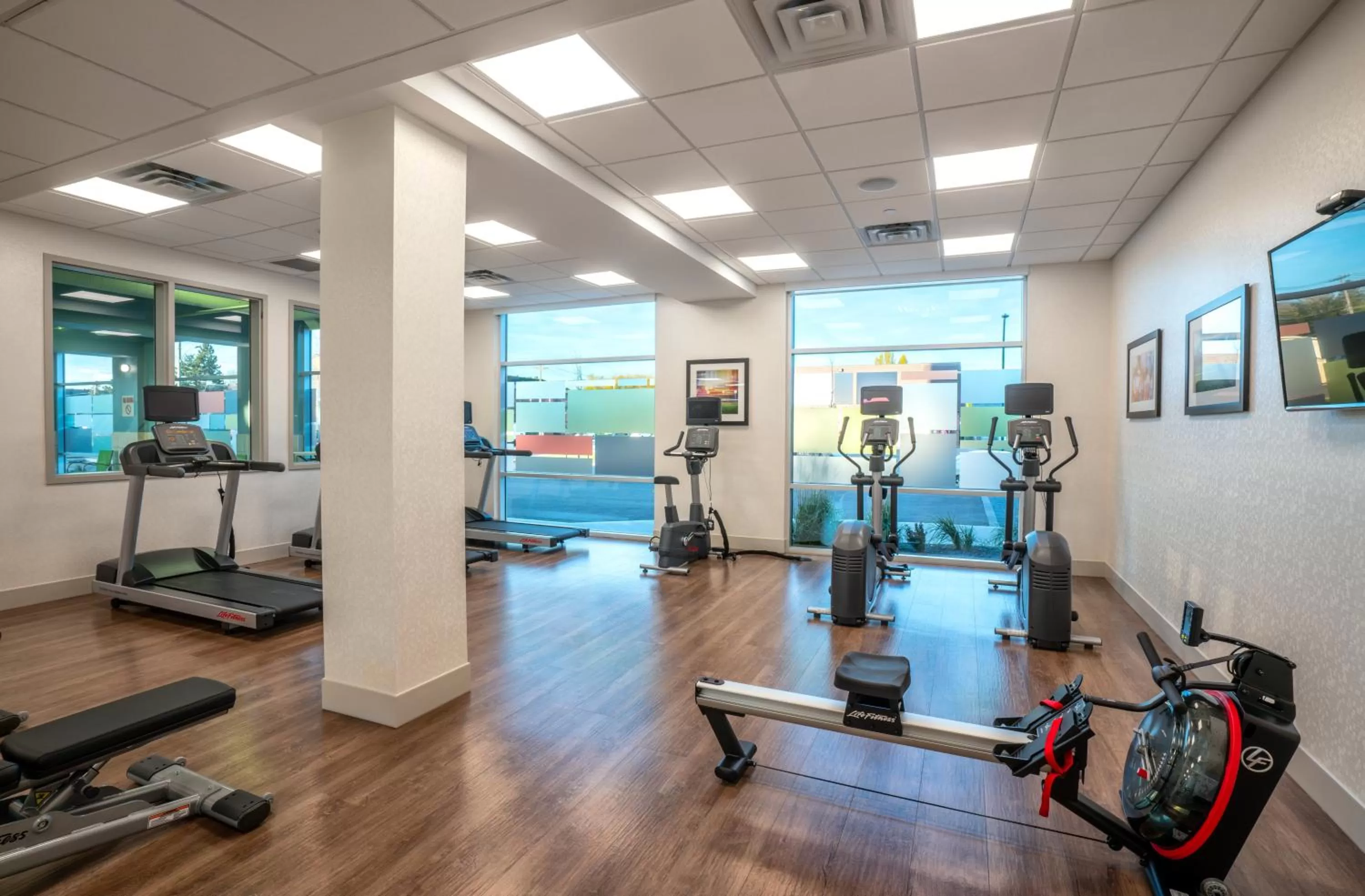 Fitness centre/facilities in Holiday Inn Express & Suites - Brandon by IHG