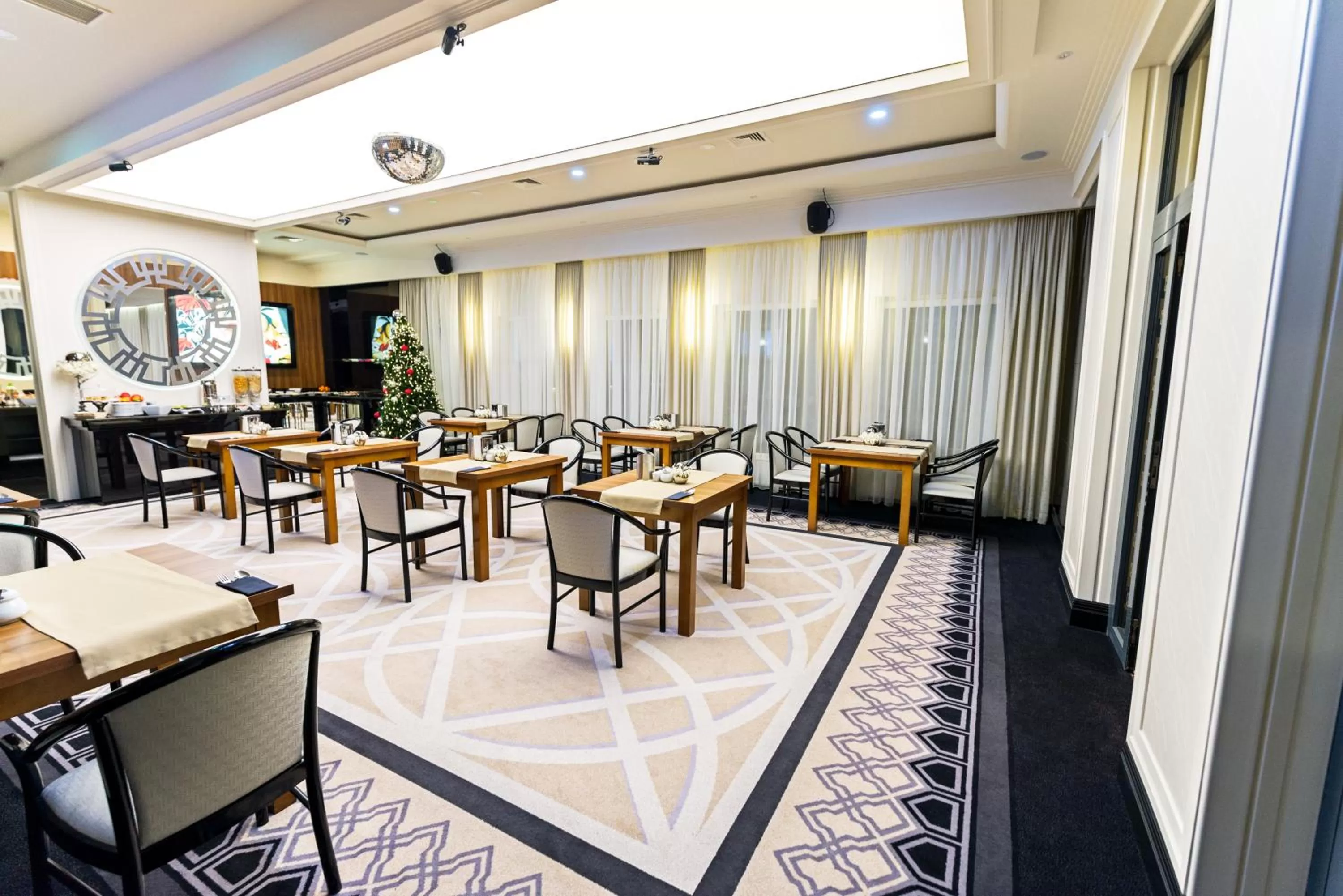 Restaurant/places to eat in Hotel Falko