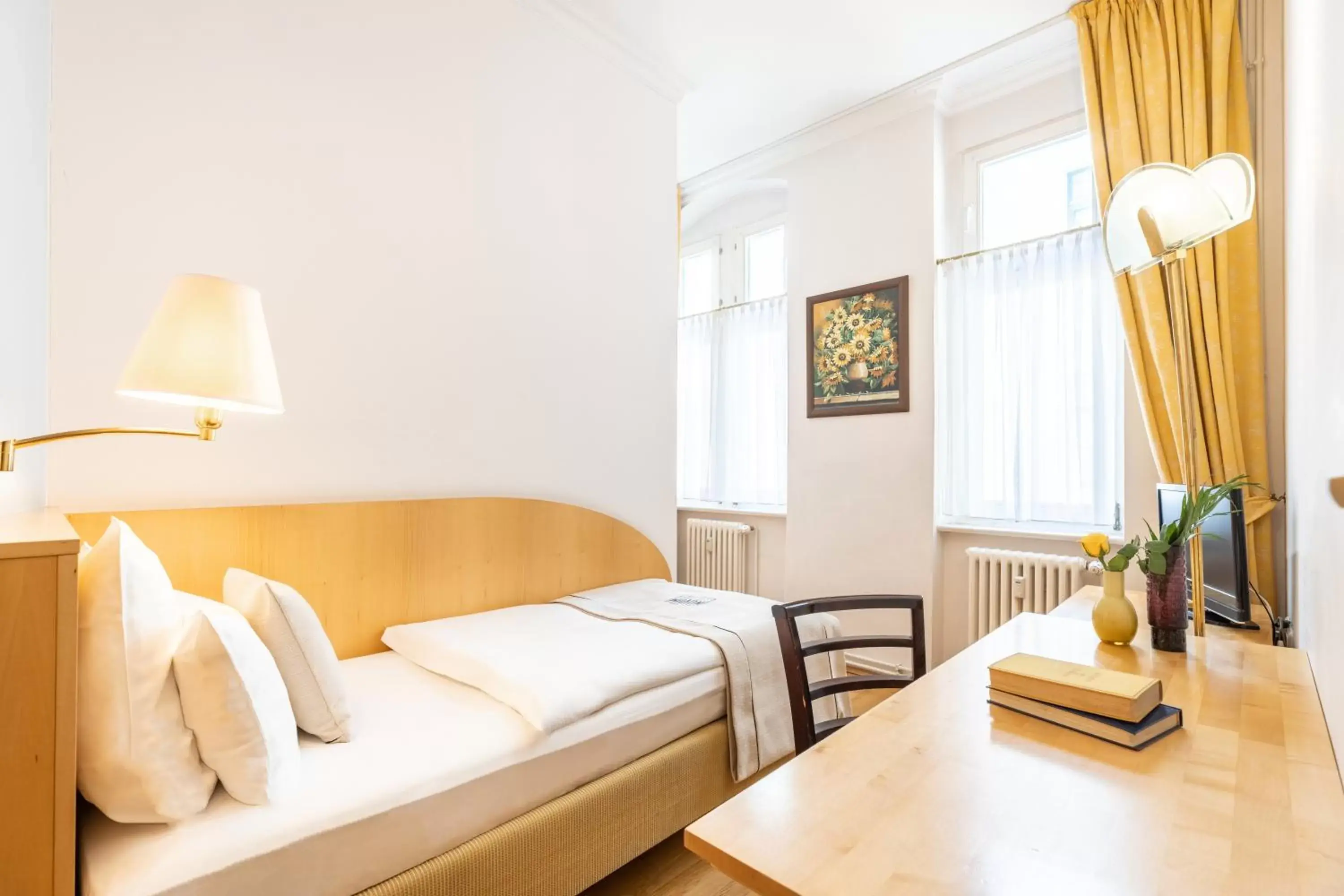 Photo of the whole room, Bed in Novum Hotel Kronprinz Berlin