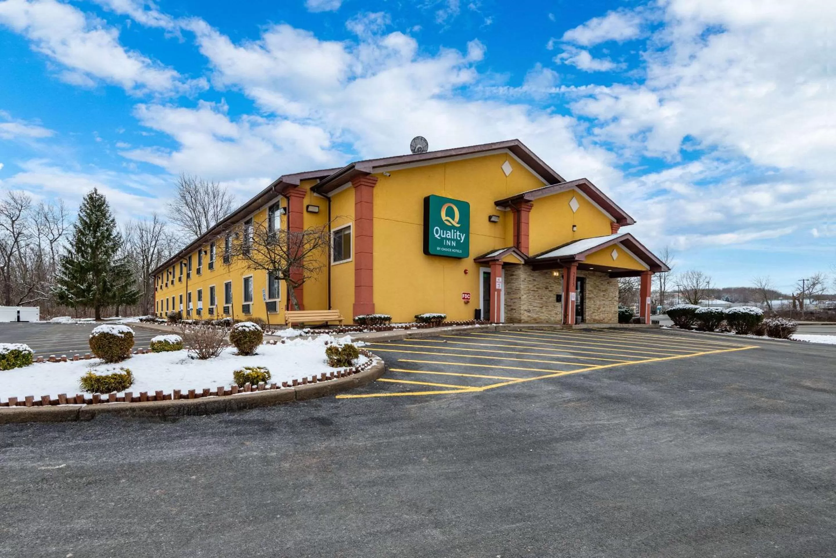 Property Building in Super 8 by Wyndham Oneida Verona