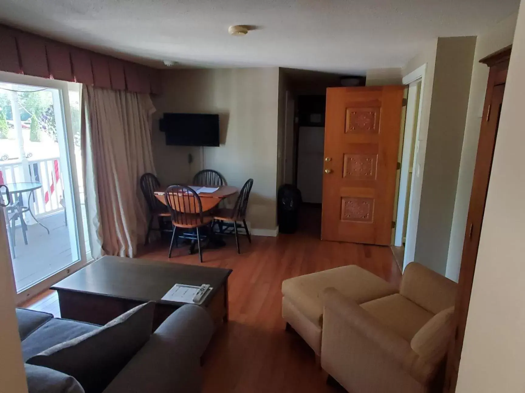 Living room, Seating Area in Windrifter Resort