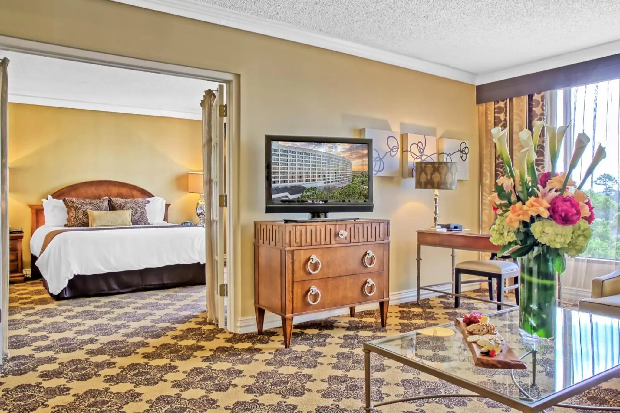 Bedroom in Omni Houston Hotel