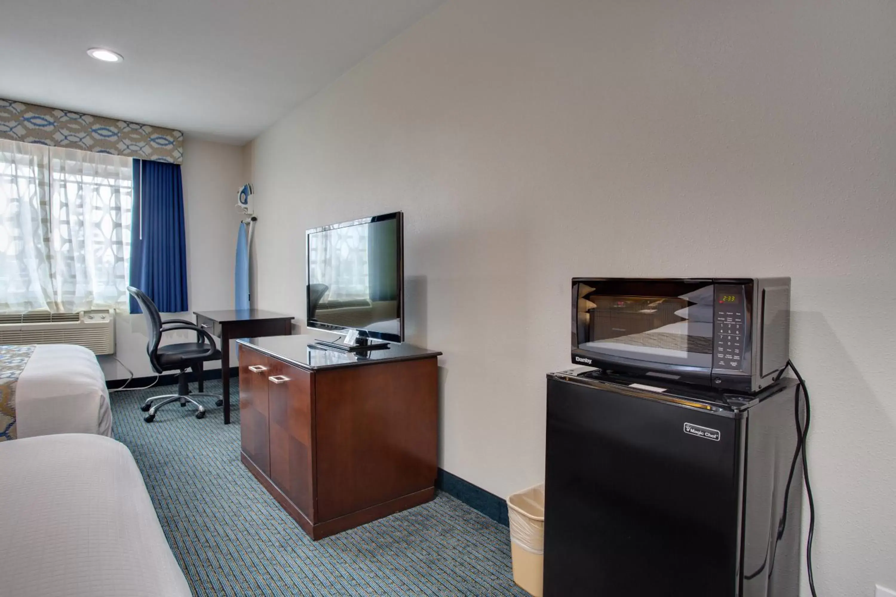 TV/Entertainment Center in SureStay Plus Hotel by Best Western Chula Vista West