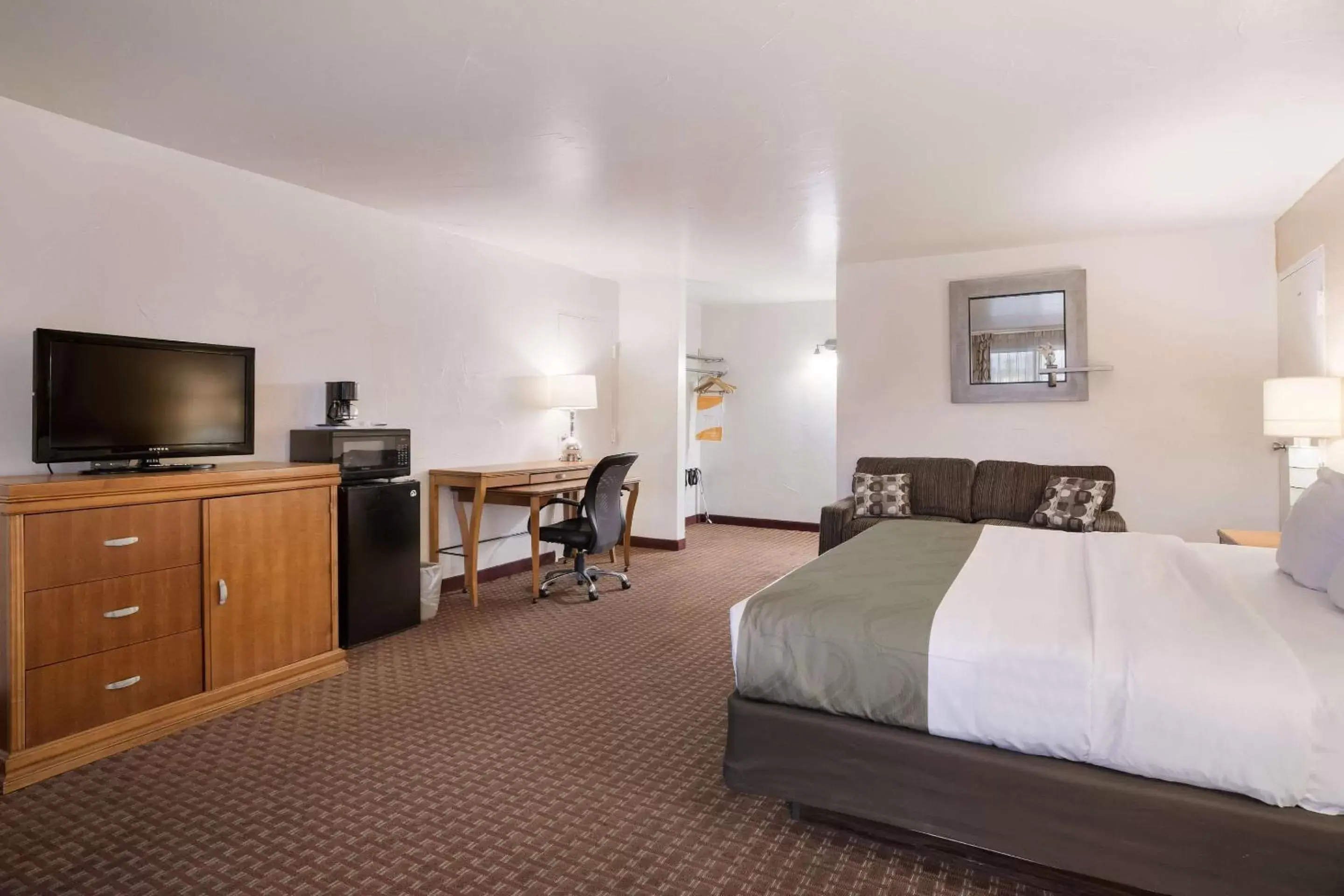 Photo of the whole room, Bed in Quality Inn & Suites Lake Havasu City