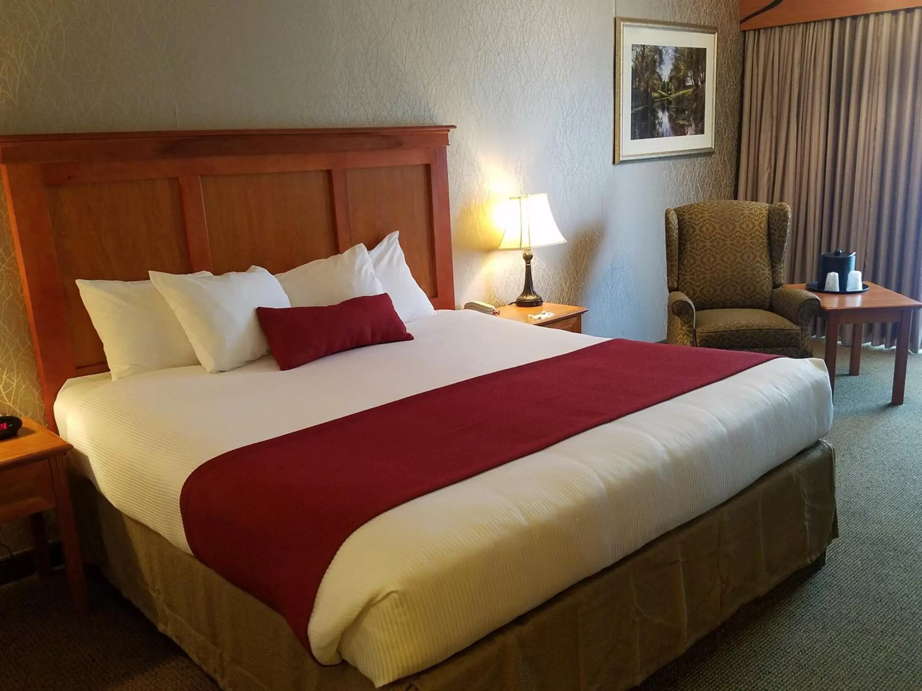 Bed in Best Western Plus Rivershore Hotel