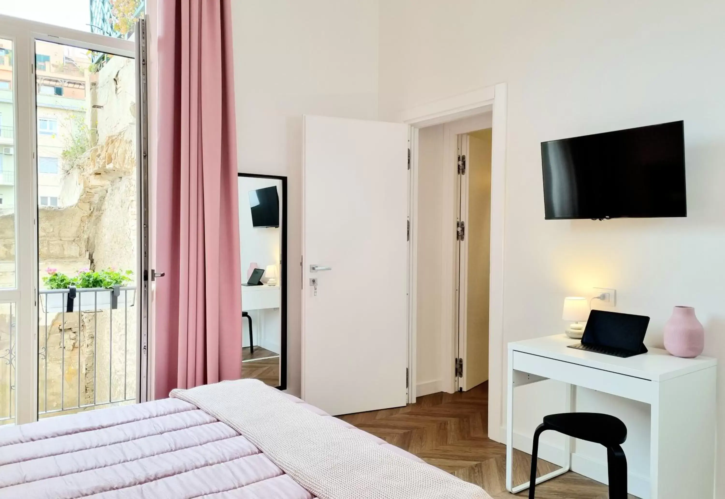 Bedroom, TV/Entertainment Center in Glamour Suite Cagliari