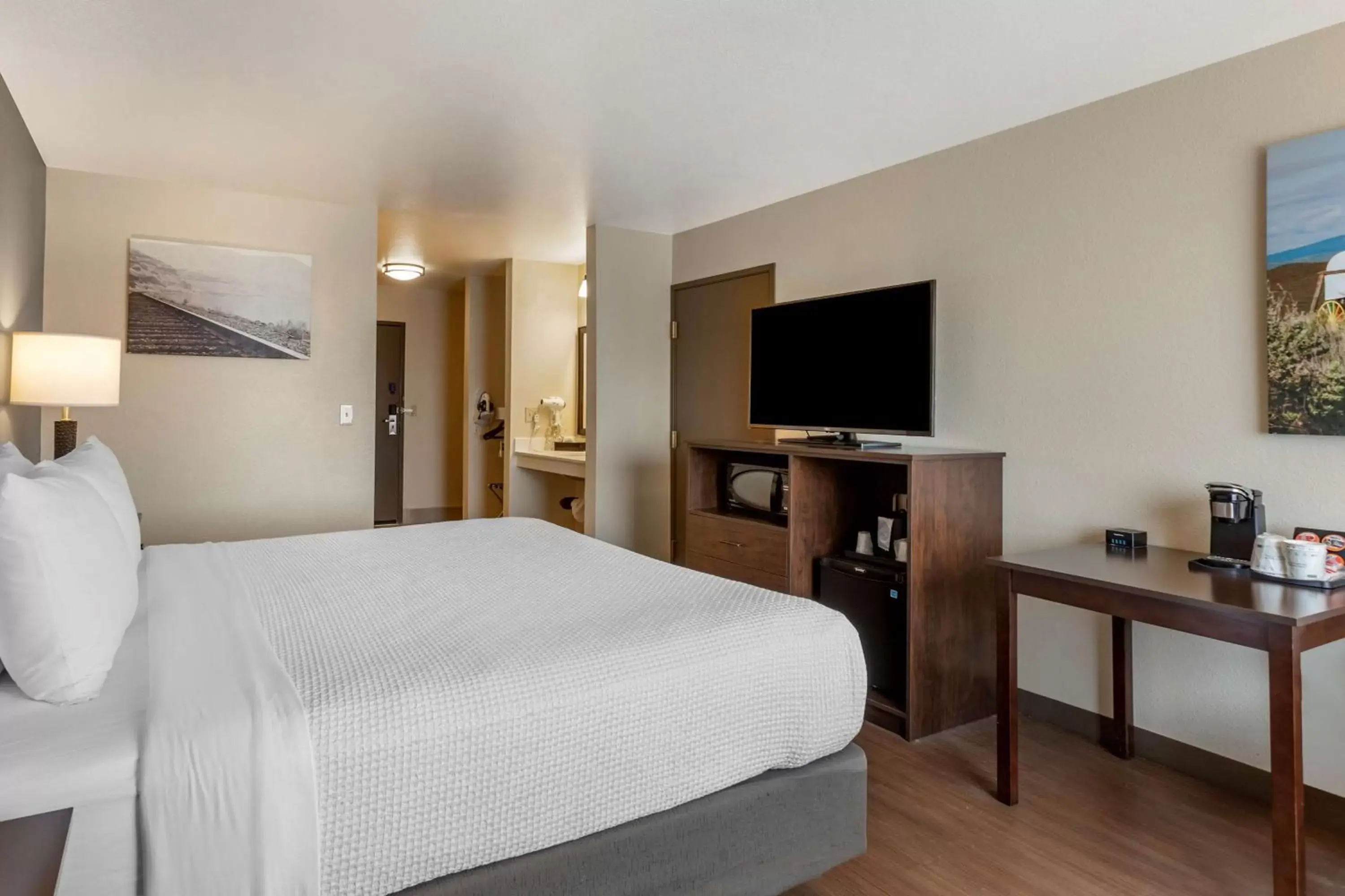Bedroom, TV/Entertainment Center in Best Western Sunridge Inn & Conference Center